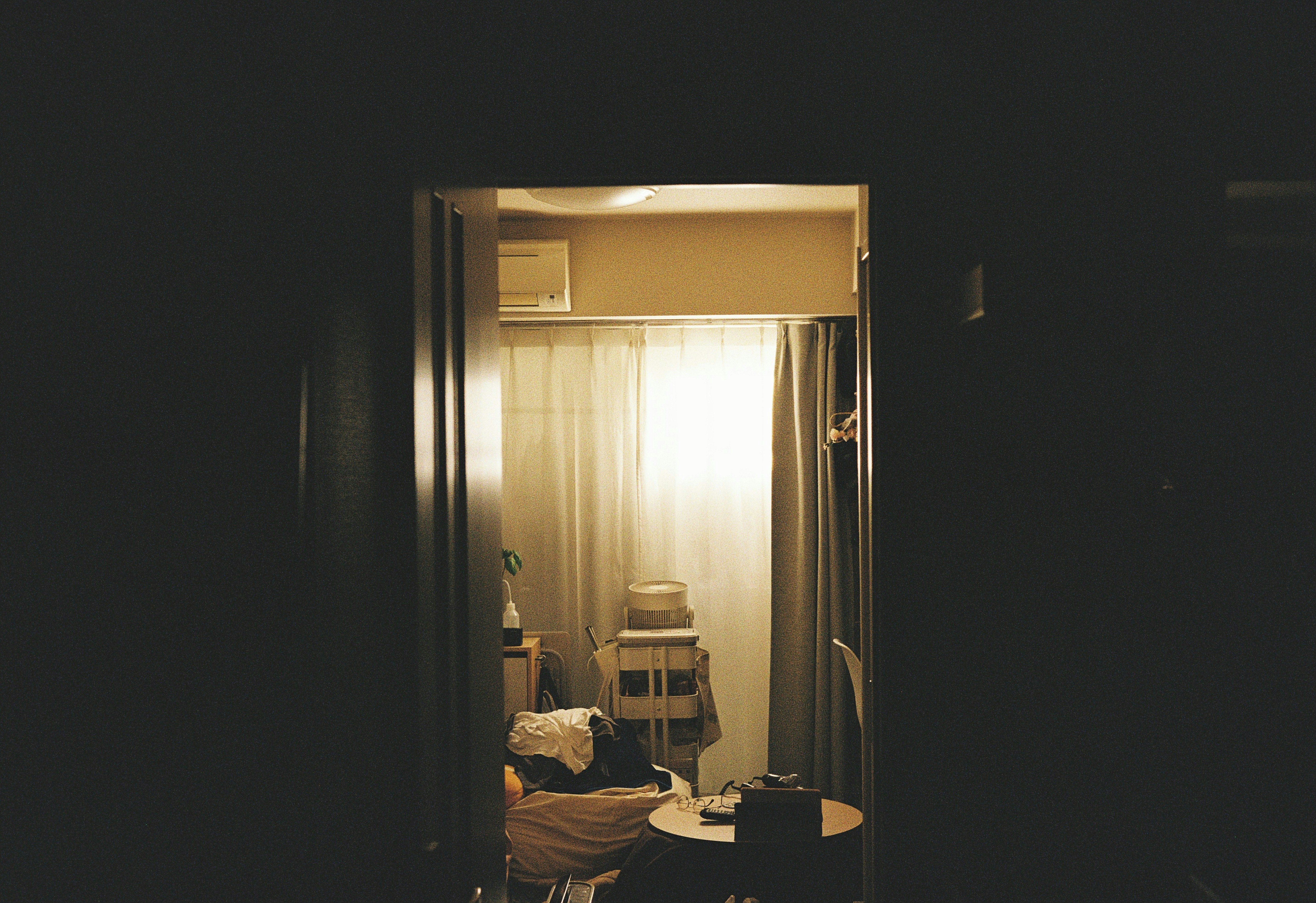 Schlafzimmertür mit Bett und Wäsche in einer Wohnung