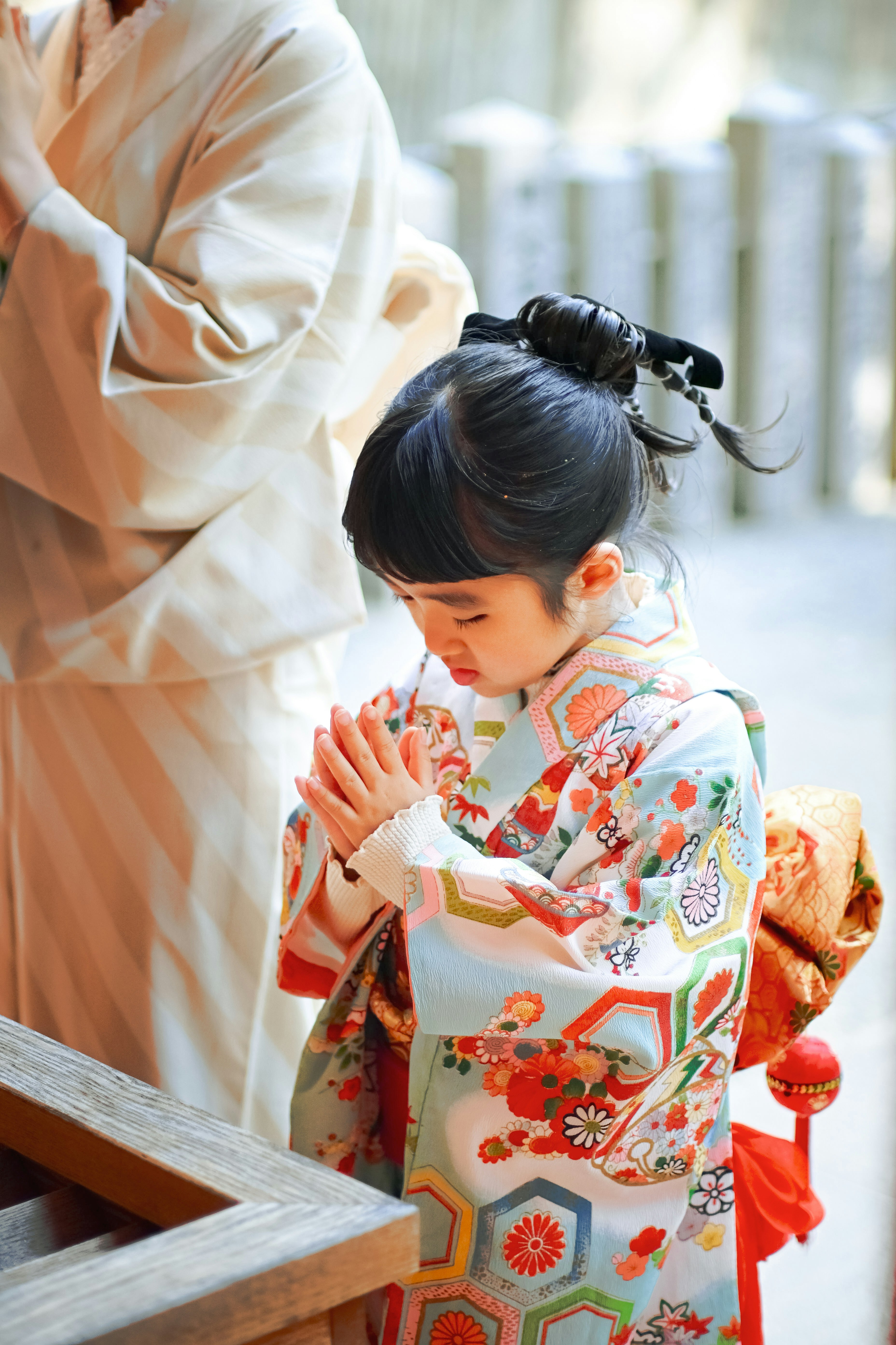 七五三の着物を着た子どもの真剣な表情と手の仕草