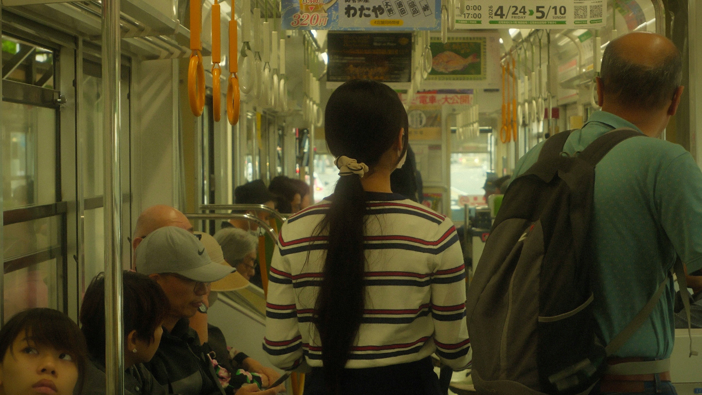 電車内で乗客が並ぶ車内の風景