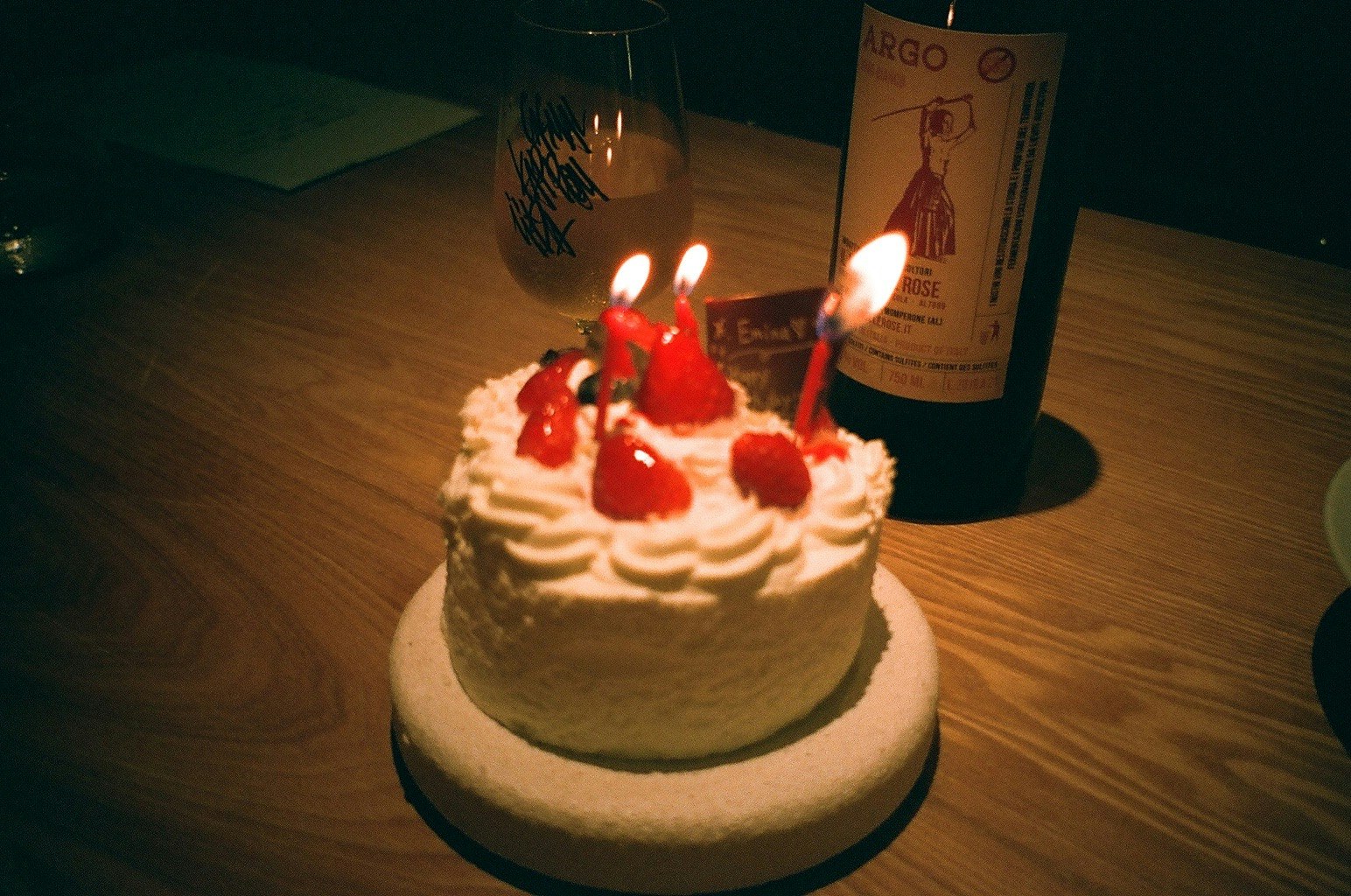 ろうそくの灯るケーキ