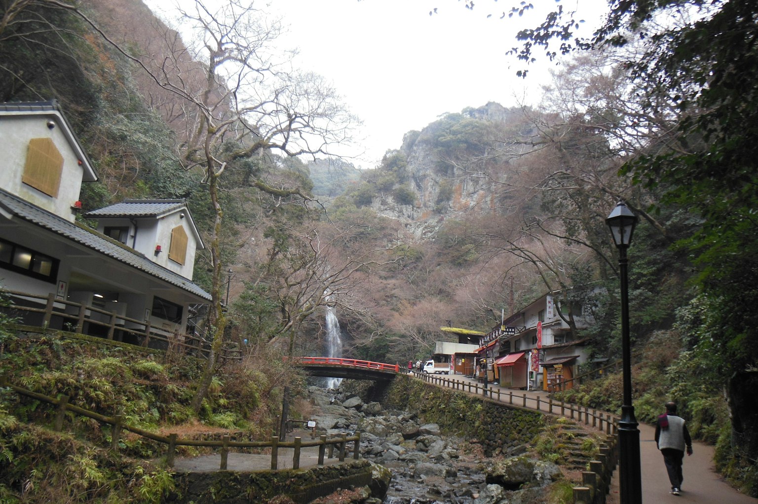 ทิวทัศน์ที่สวยงามพร้อมลำธารสะพานและอาคารแบบดั้งเดิม