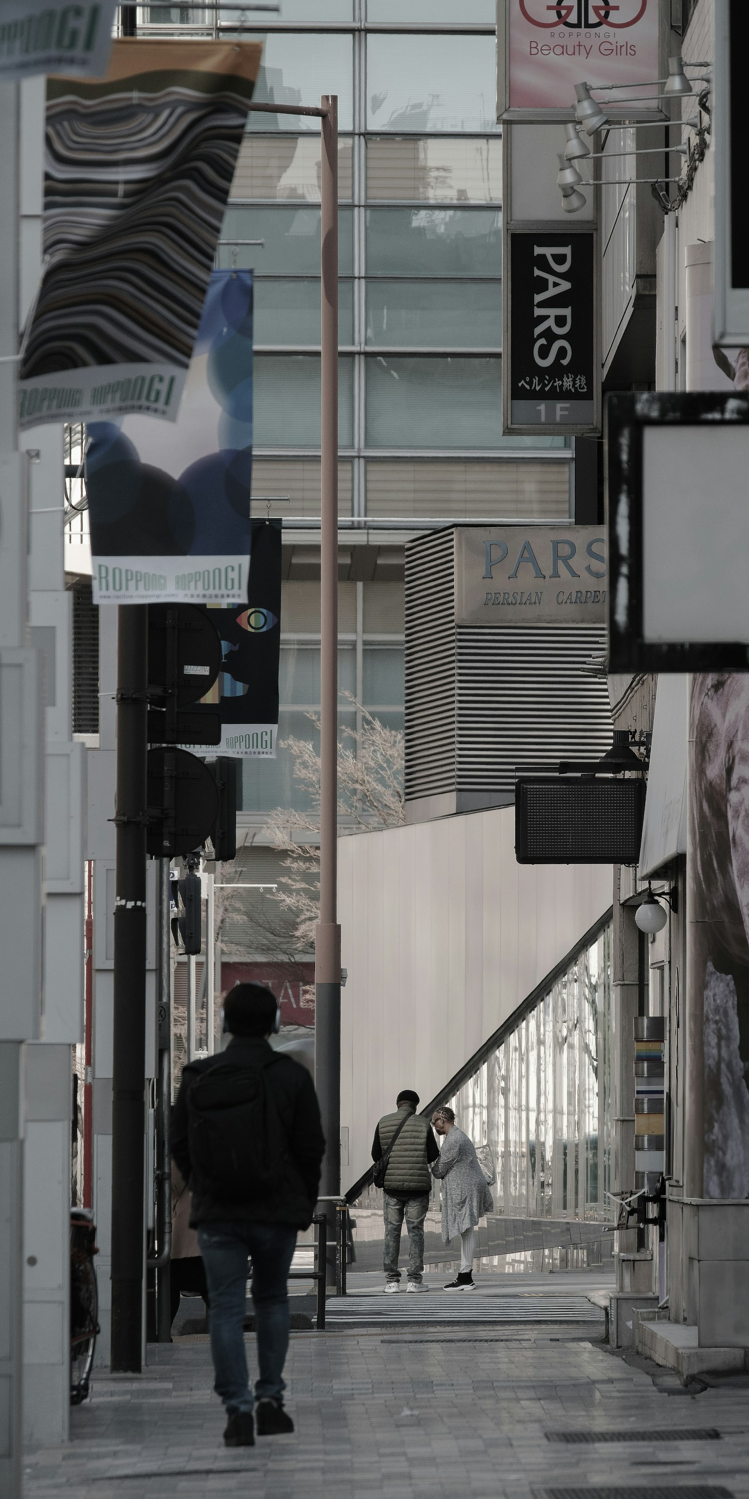 Scena di strada urbana con persone che camminano Insegne e edifici in bianco e nero