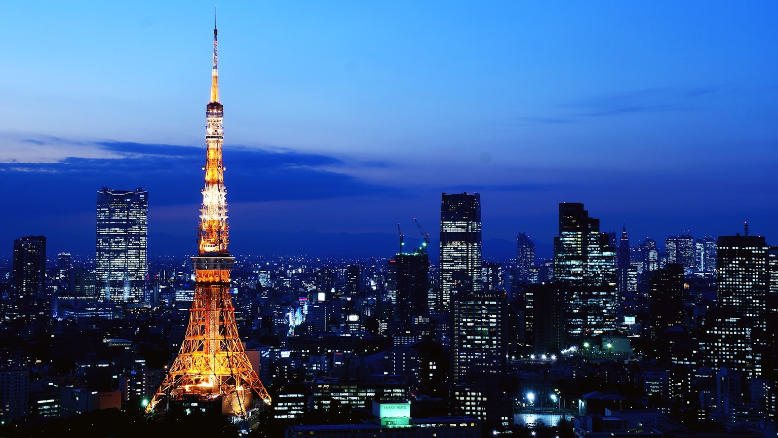 Tháp Tokyo sáng đèn ban đêm với đường chân trời thành phố