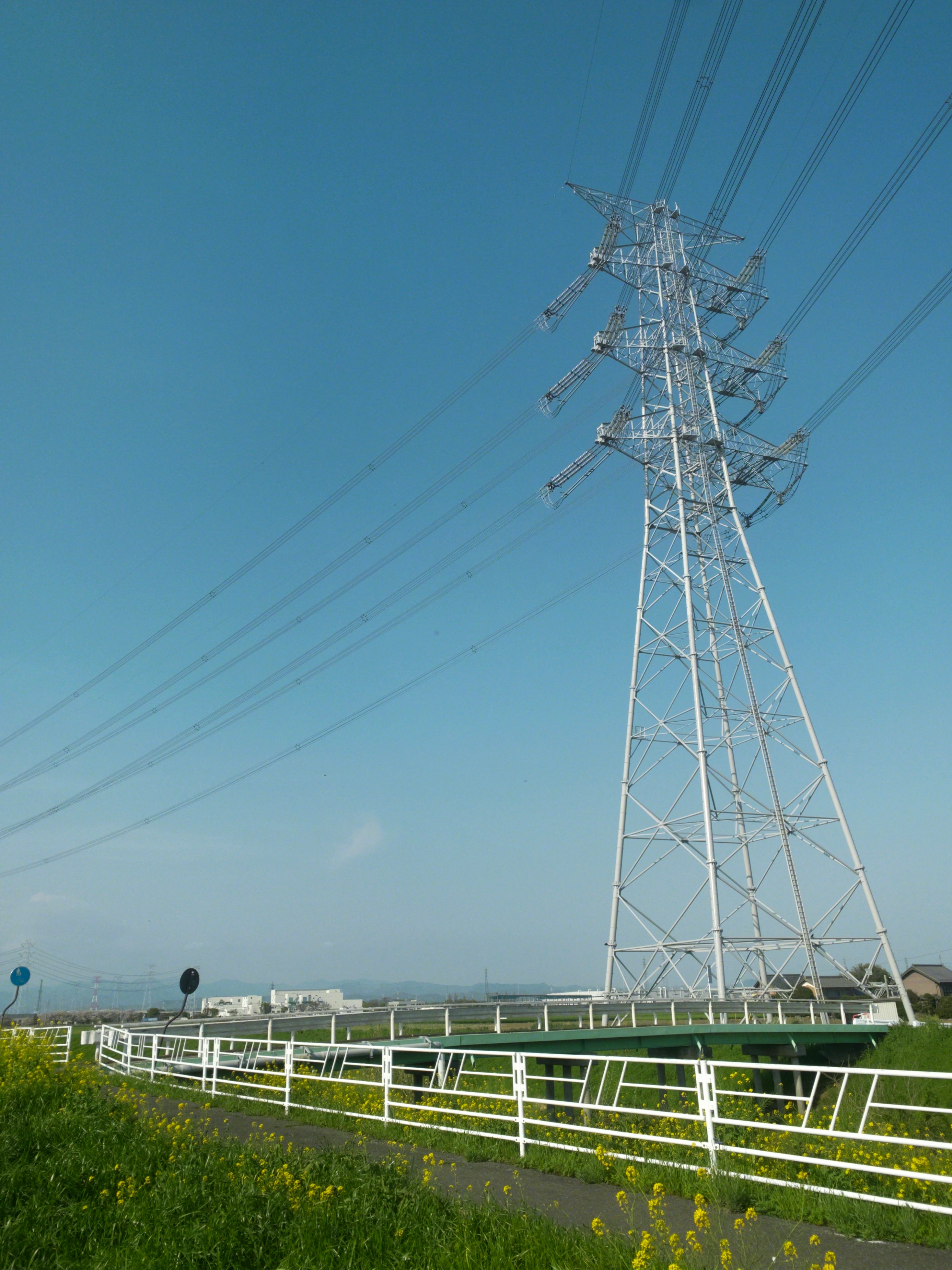 藍天下的輸電鐵塔與架空電線