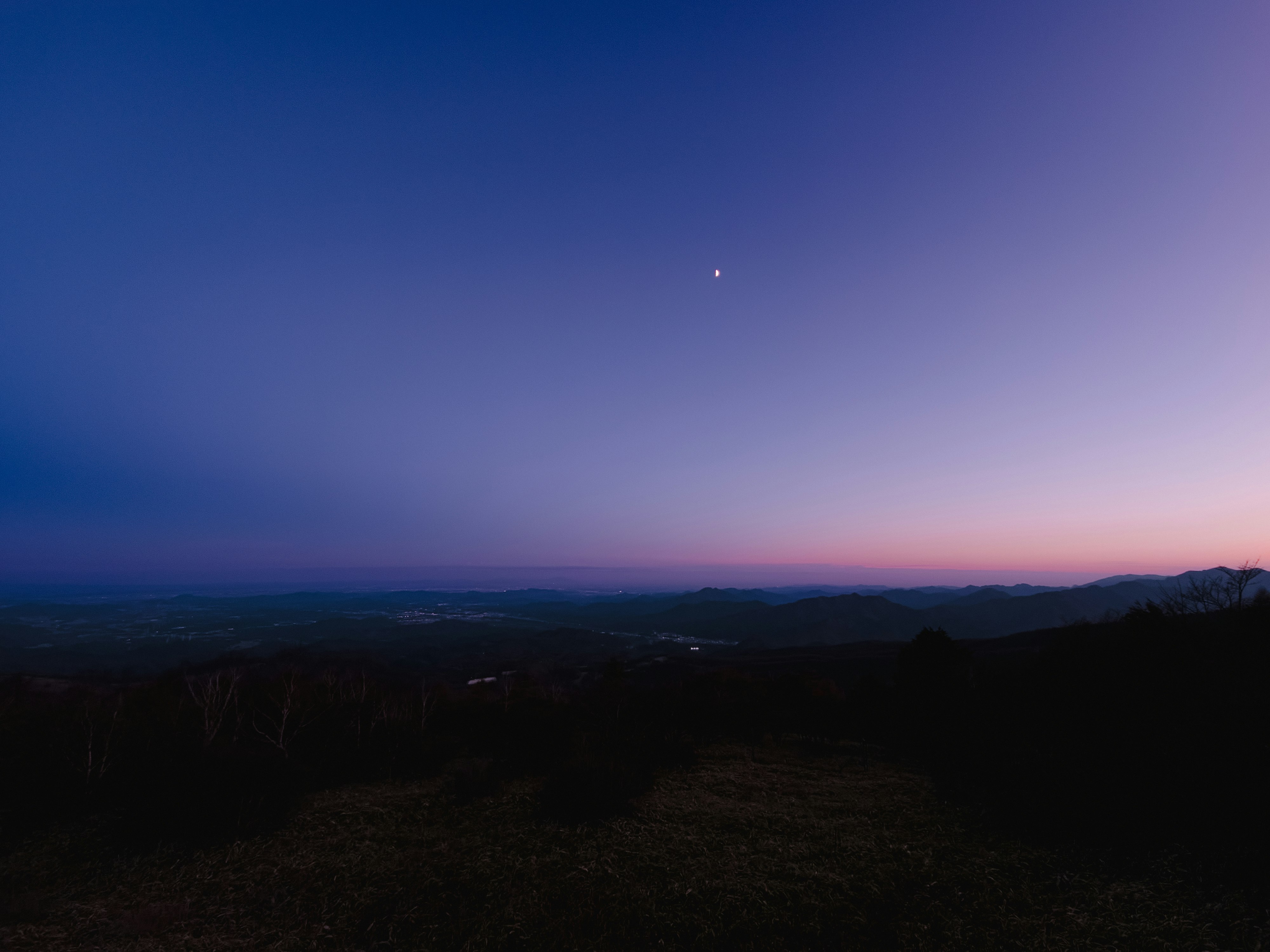 霧降高原の夜明け前の山並みと雲の空