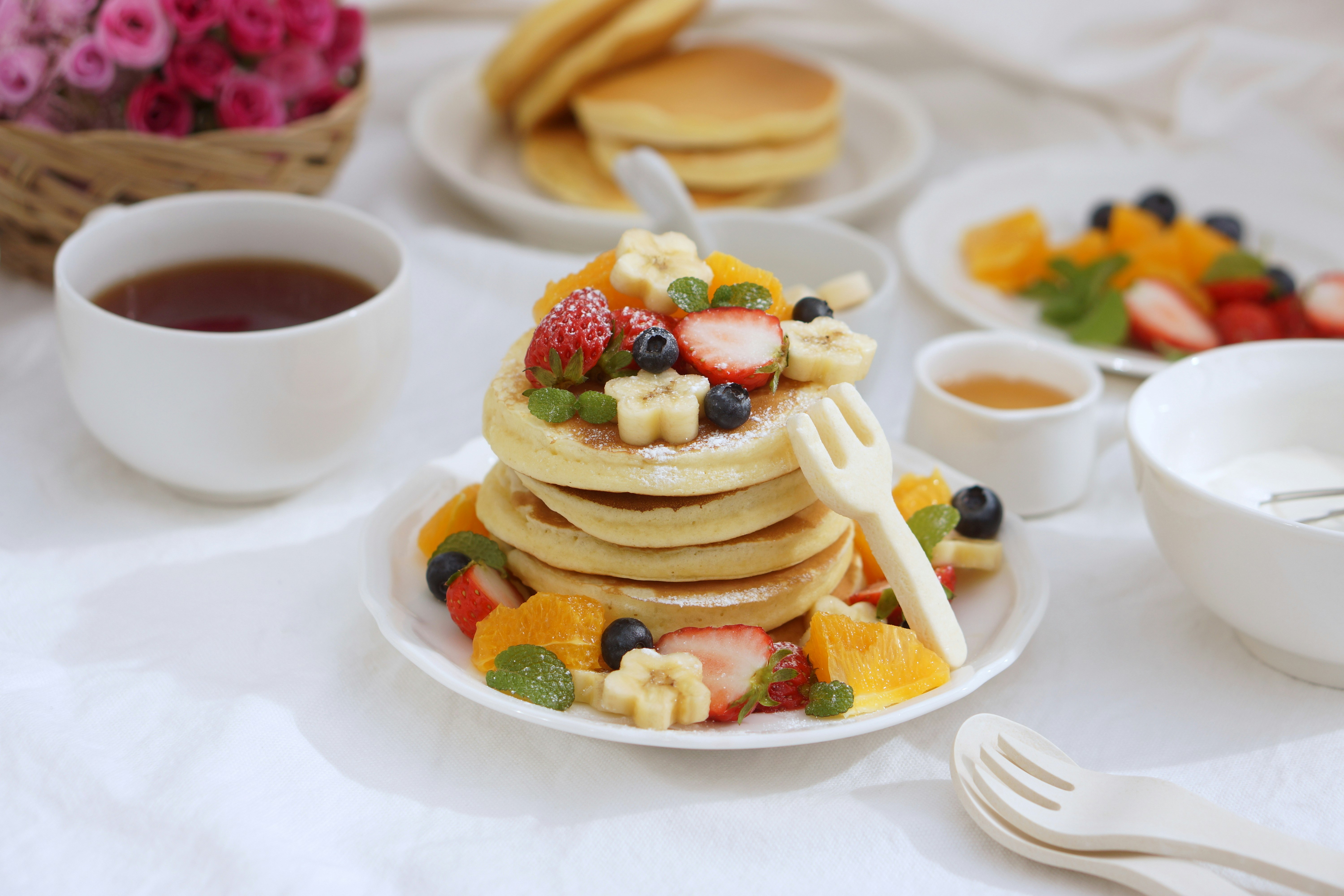 pile de pancakes aux fruits et aux noix