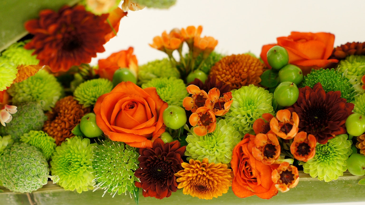 การจัดดอกไม้และพืชสีเขียวที่สวยงาม