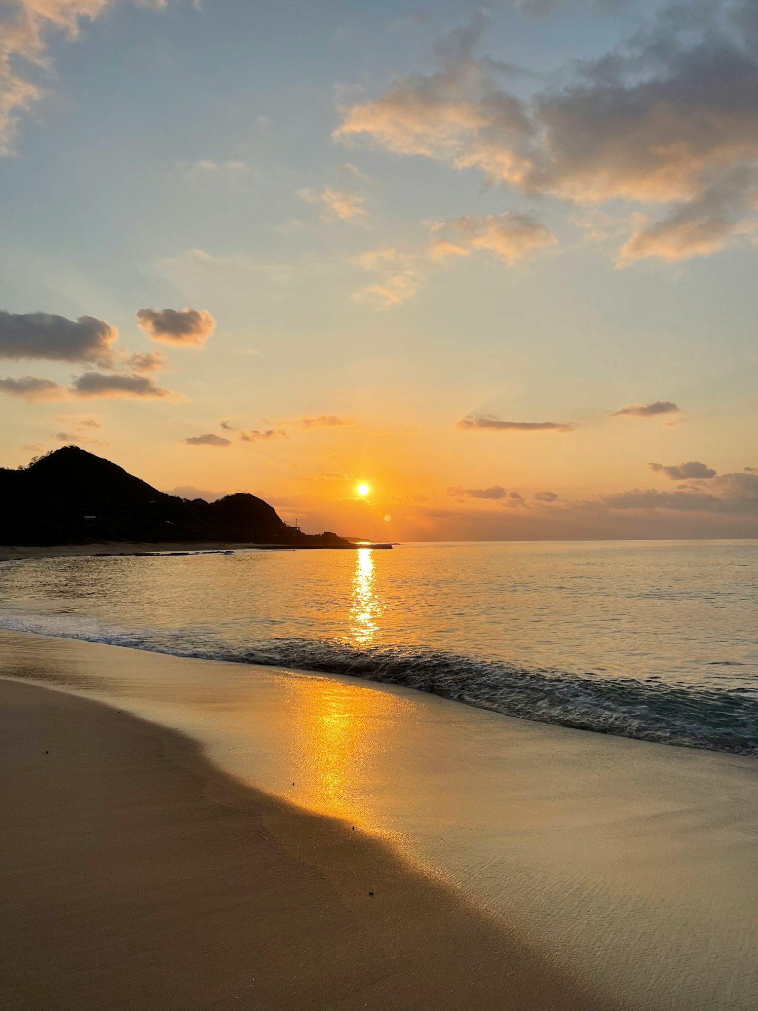 美麗的海灘日落，太陽在海面上落下