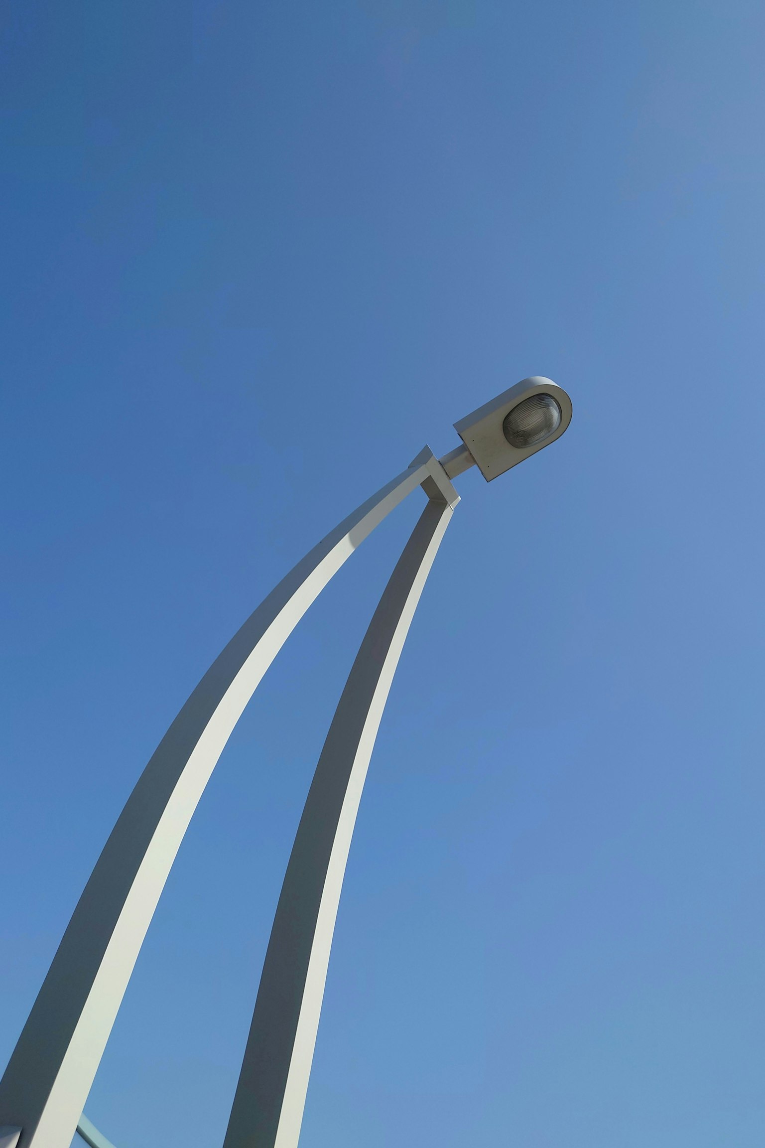 Desain lampu jalan modern di bawah langit biru yang cerah