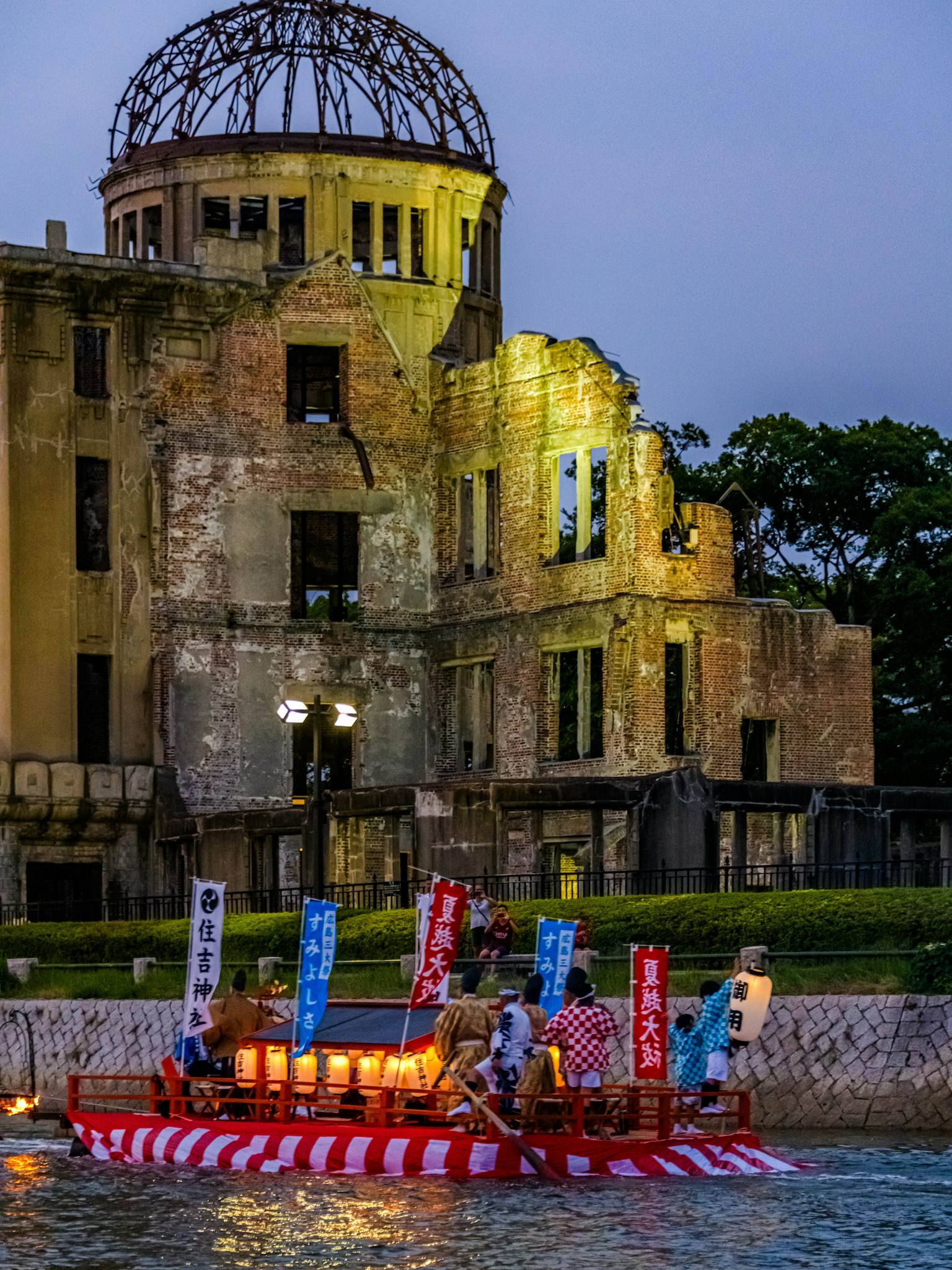 Memorial de la paz de Hiroshima y festival de barcos tradicionales en el río