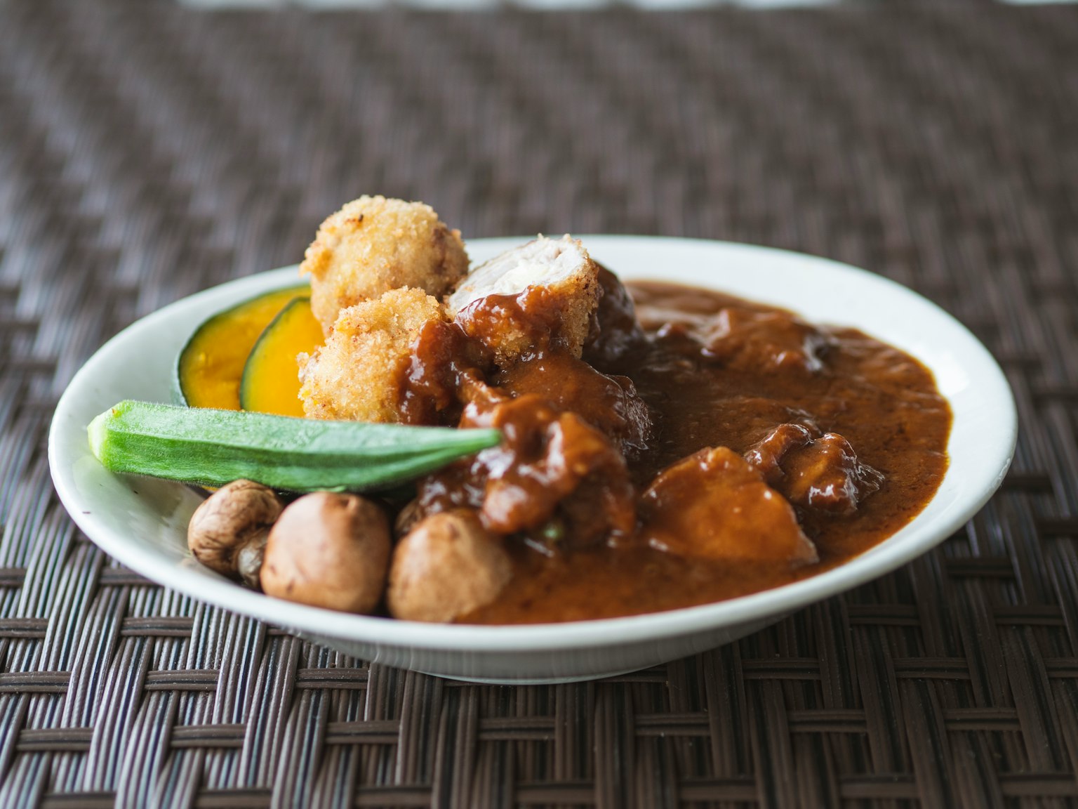 Un piatto con carne al curry e verdure