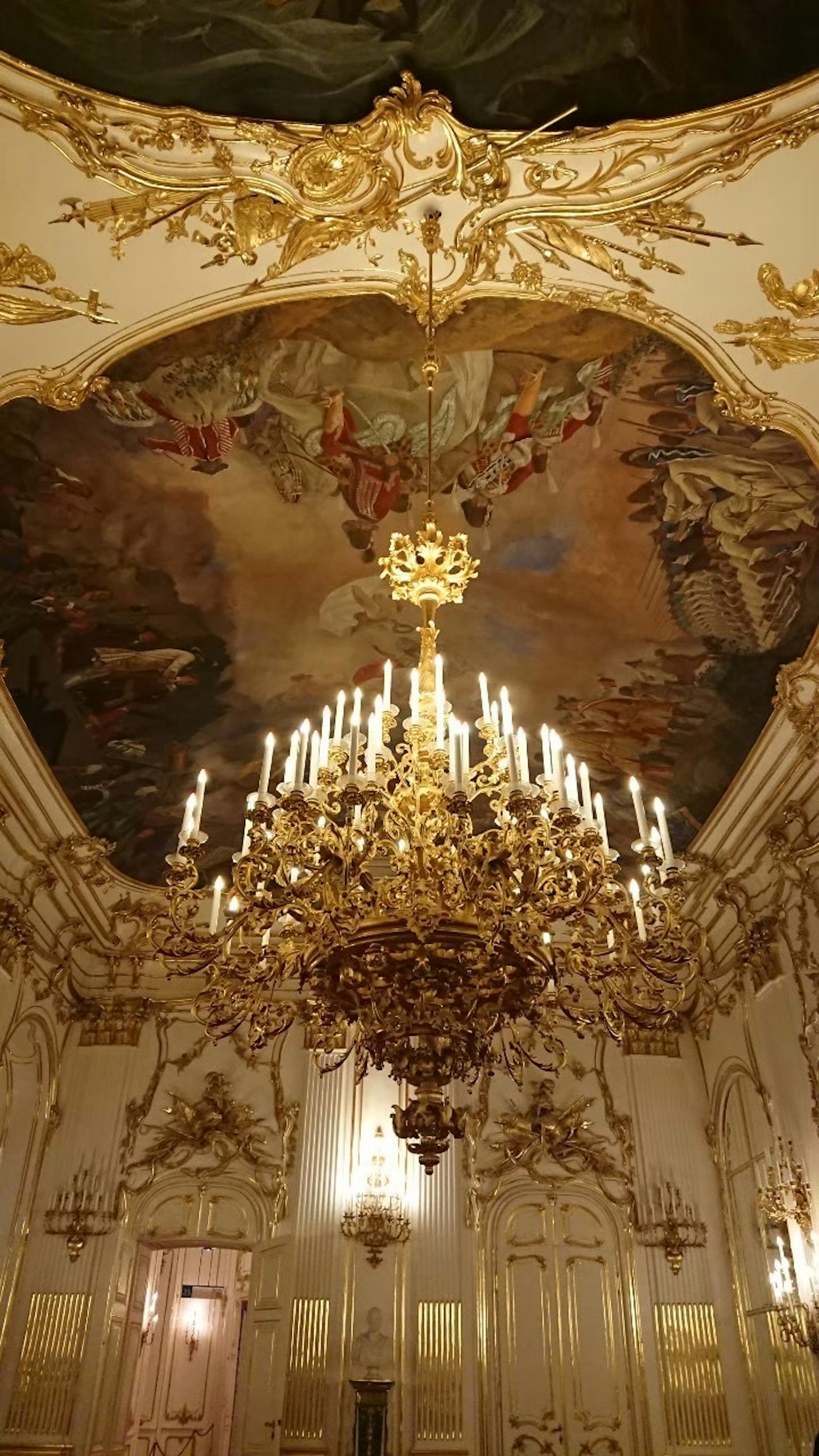 Ruang dengan chandelier ornamen dan langit-langit dekoratif