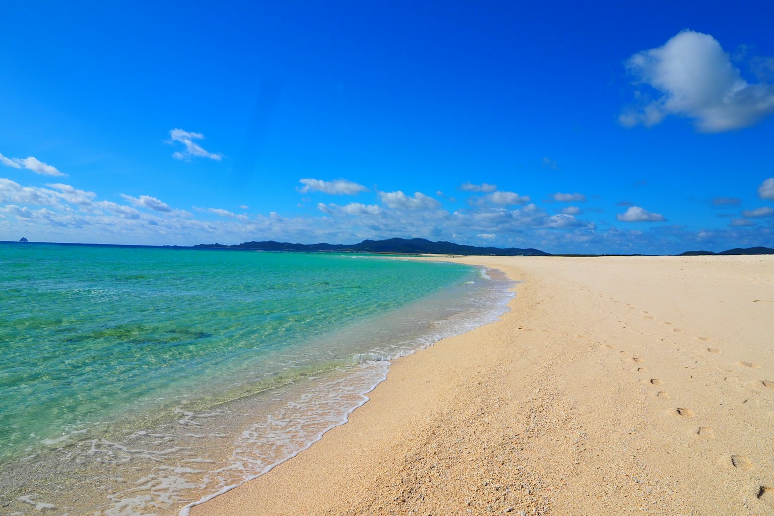 Cảnh bãi biển với bầu trời xanh và nước biển trong xanh