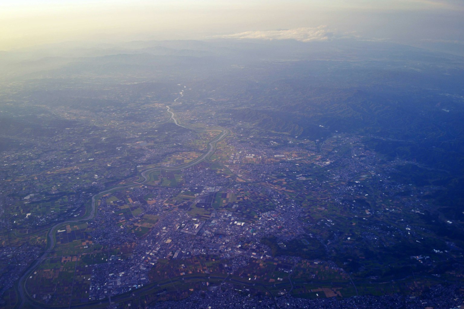Vista aérea de un paisaje urbano con entornos naturales