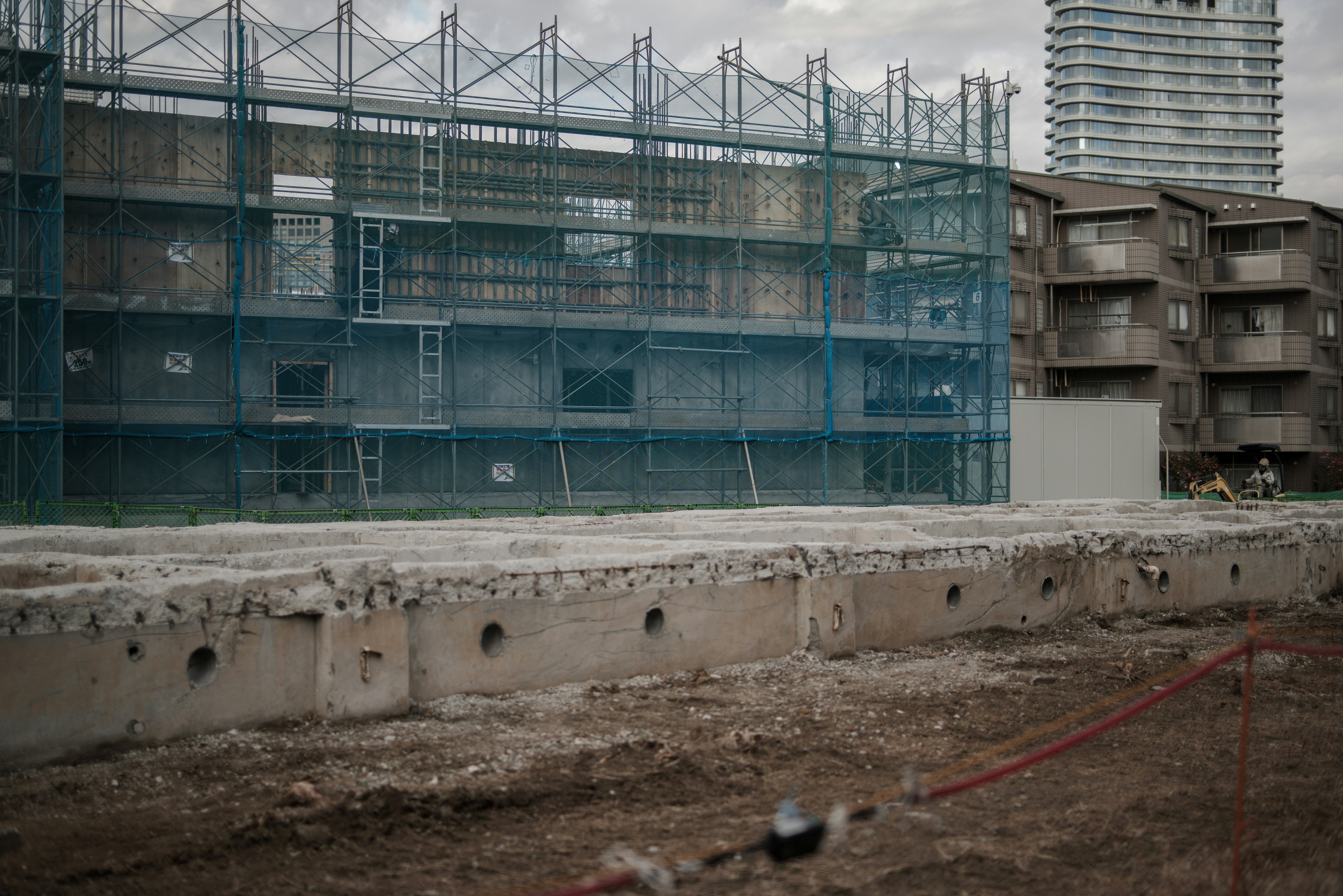 基礎コンクリートの残る都市の建設現場