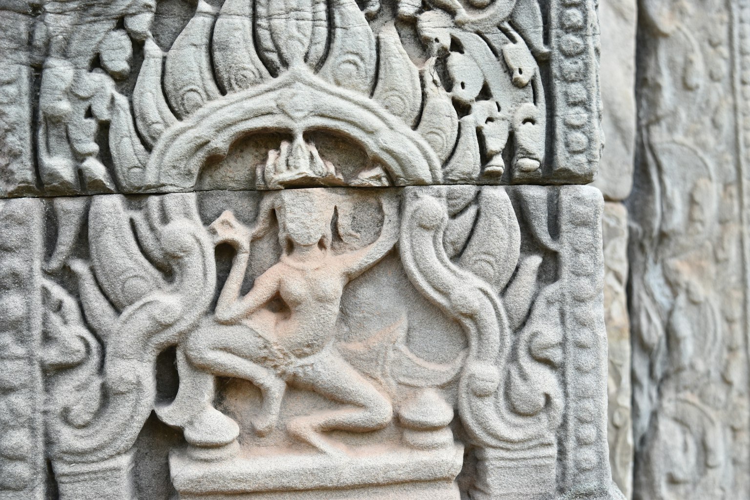 Sculpture en pierre complexe d'une divinité hindoue représentée sur un mur