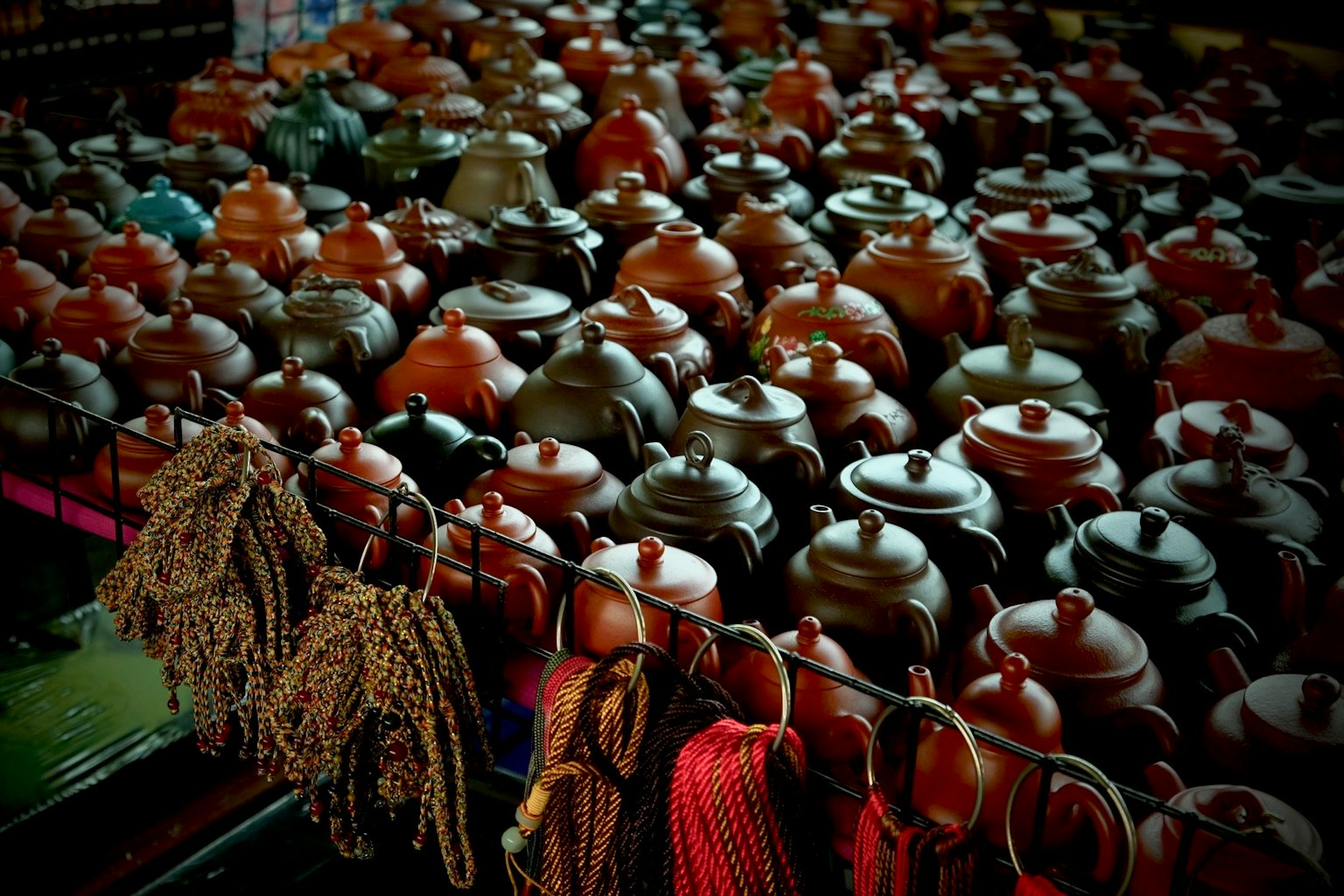 Jarras de cerámica coloridas dispuestas en un mercado