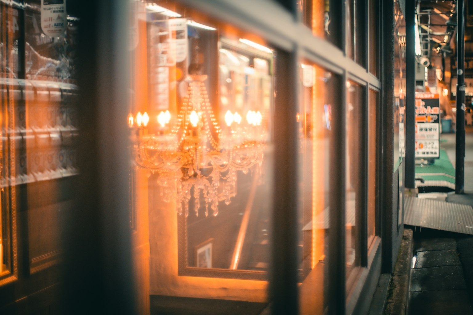 Reflejo de una lámpara visto a través de una ventana con luz cálida