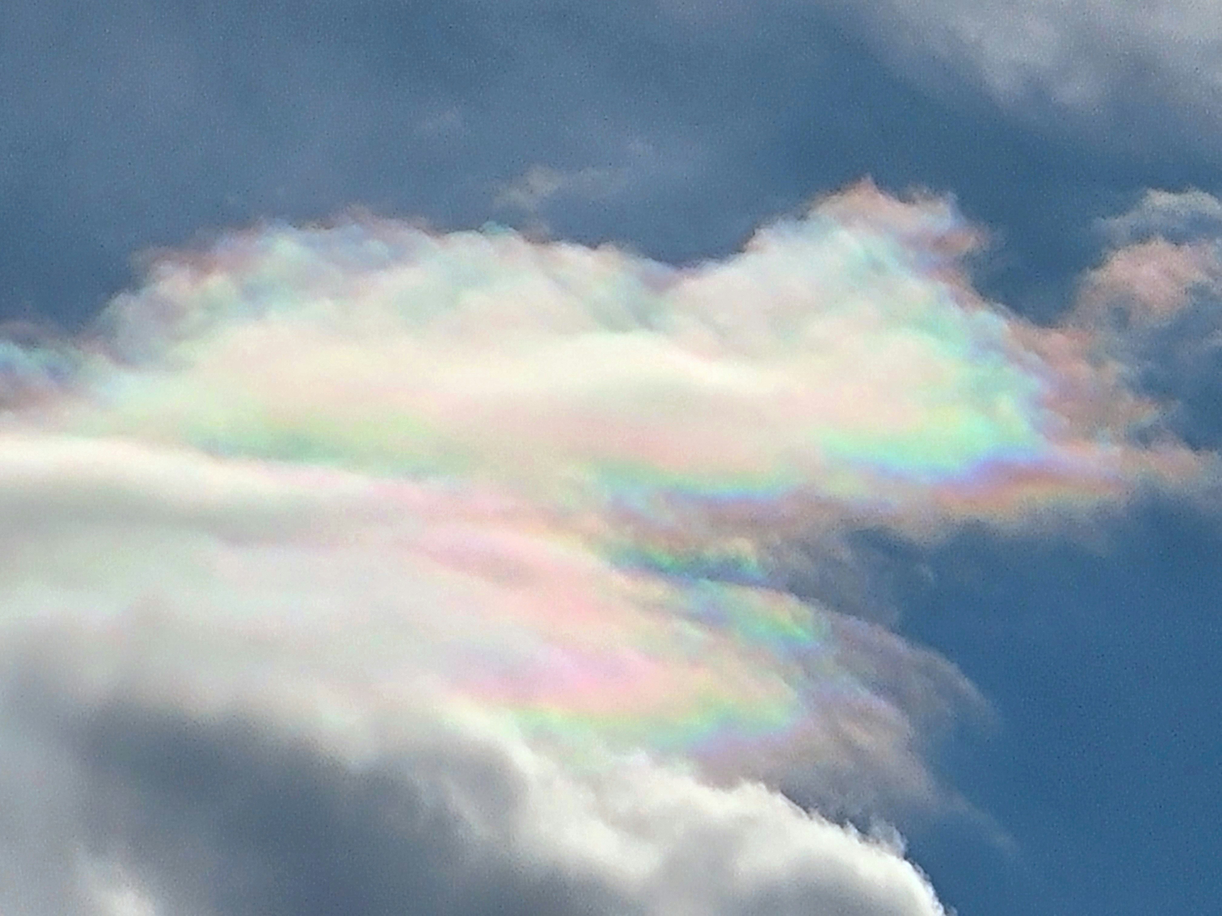 彩雲のような虹色の雲が広がる空