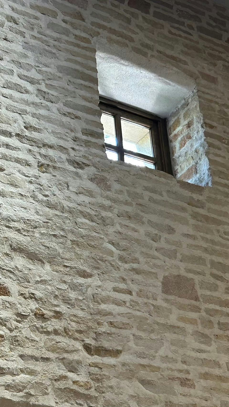 Fenster in einer Steinmauer an der Außenfassade