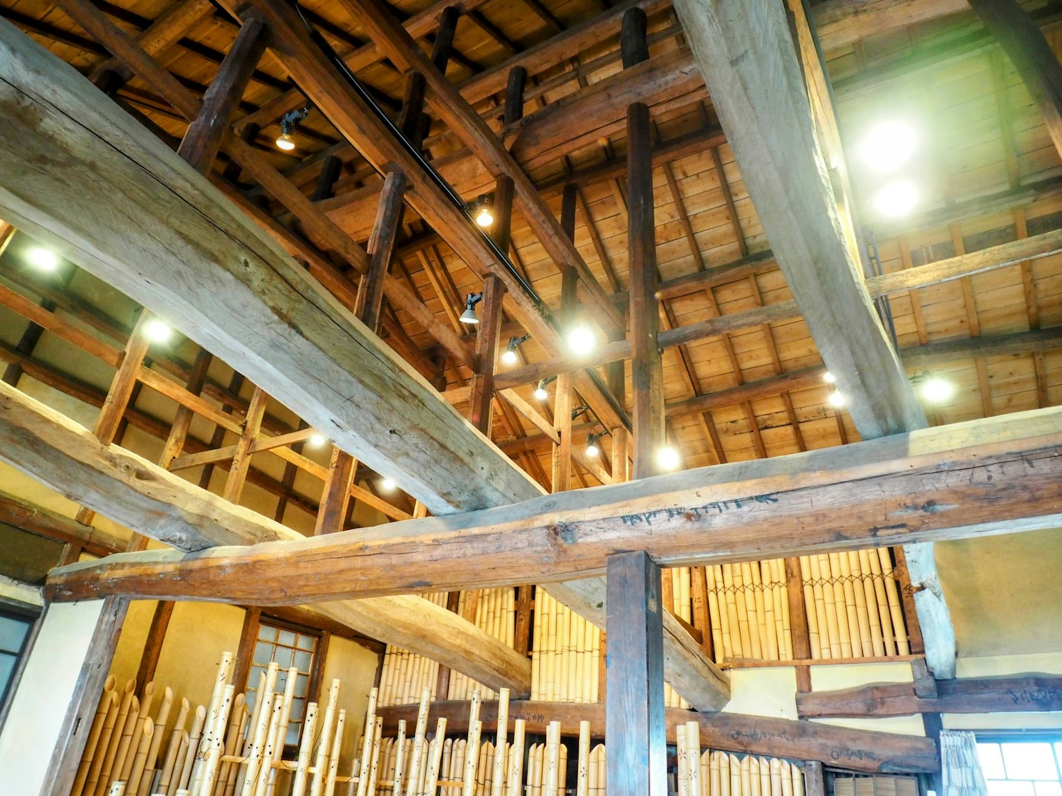 Vue intérieure avec des poutres et un plafond en bois impressionnants