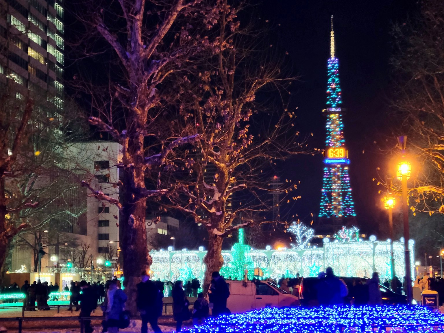 Parc Odori de Sapporo la nuit avec la tour de télévision illuminée et des lumières de fête