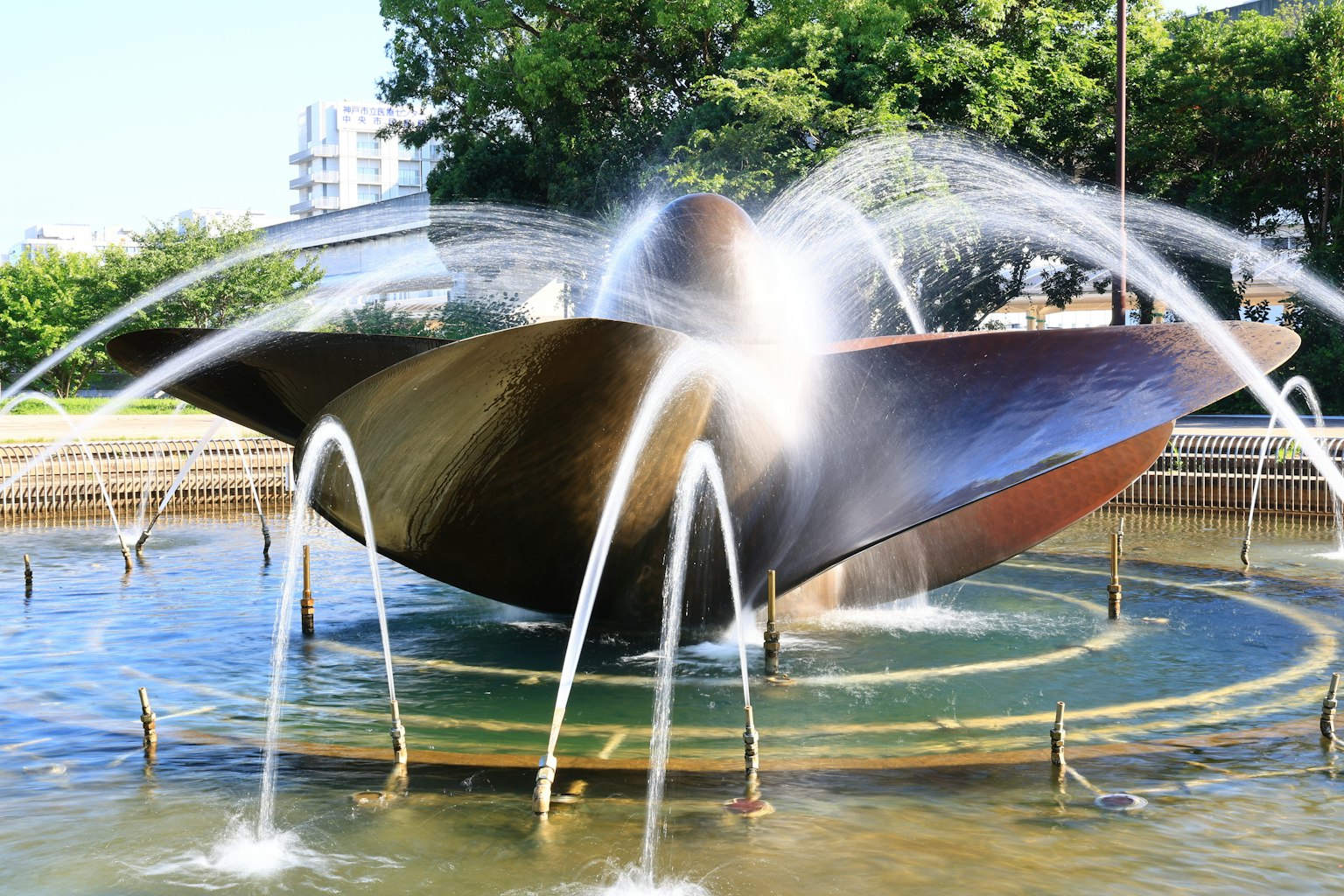Fontaine moderne avec jets d'eau et motifs circulaires
