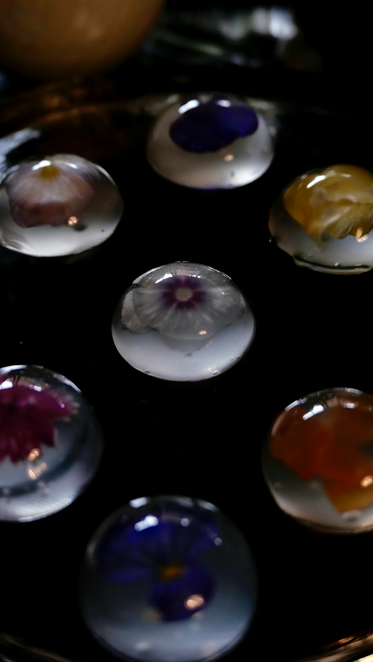 色とりどりの花が閉じ込められた透明な石の並び