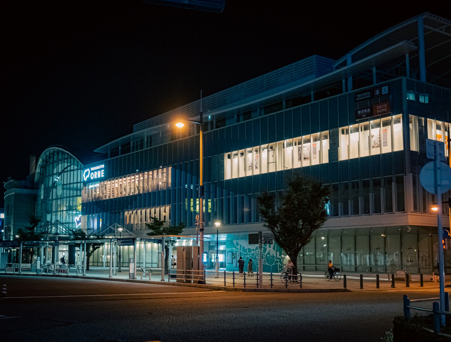 Fachada moderna de un edificio iluminado por la noche