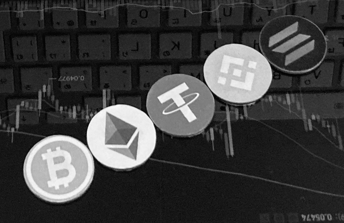 koin kripto di atas bagan trading