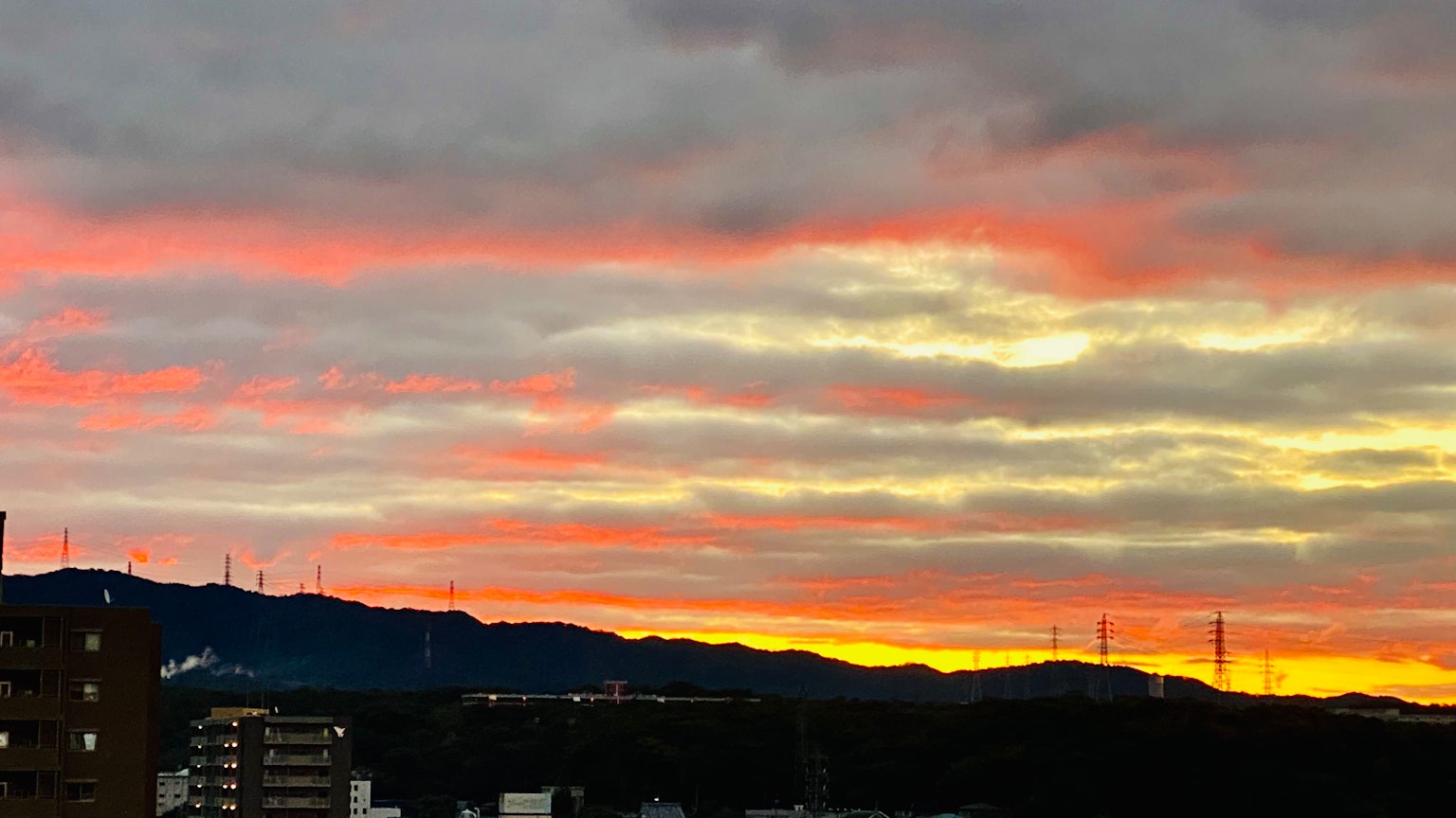 Lebendiger Sonnenuntergangshimmel mit orangefarbenen und rosa Wolken
