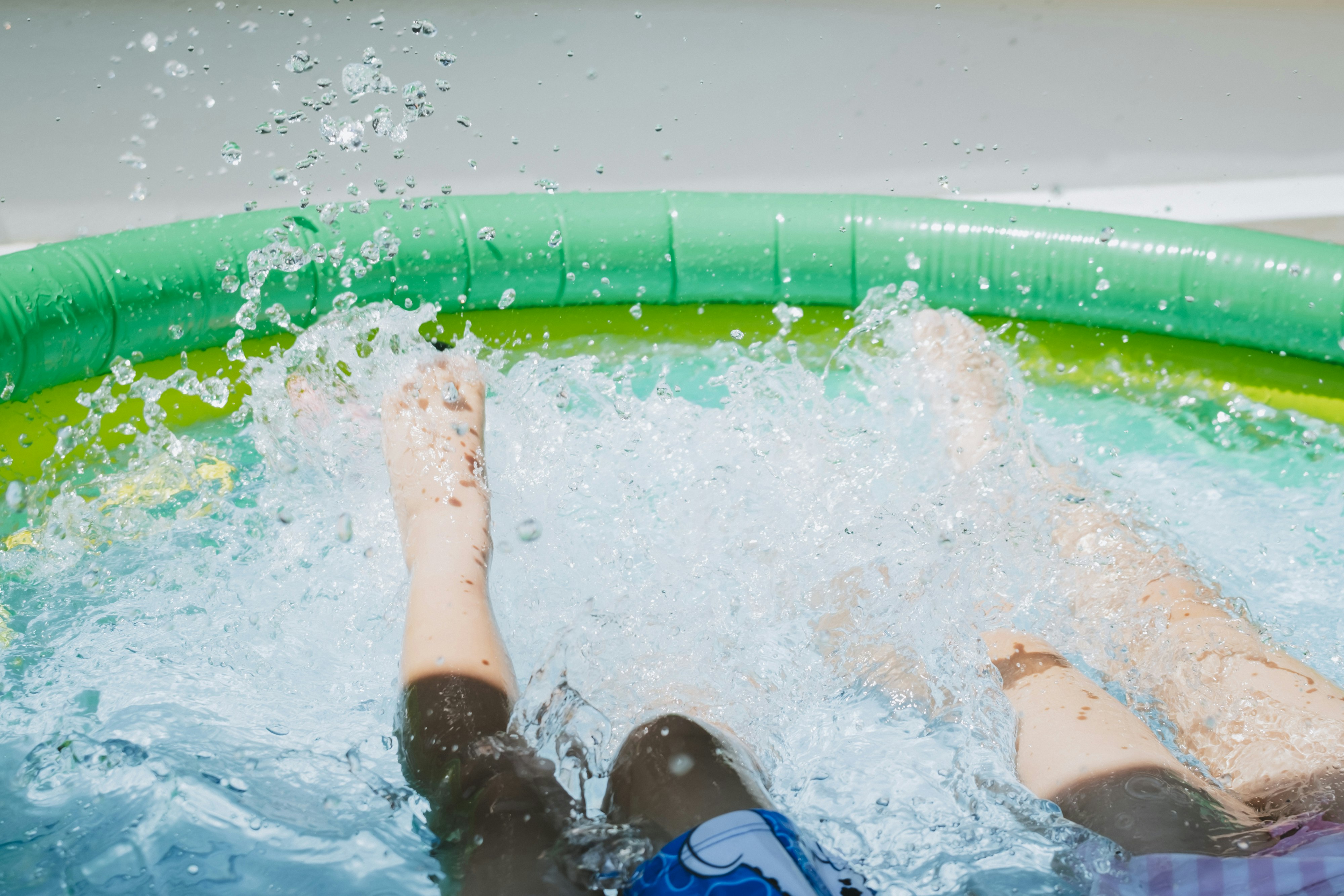 プールで水しぶきを上げる夏の水遊び