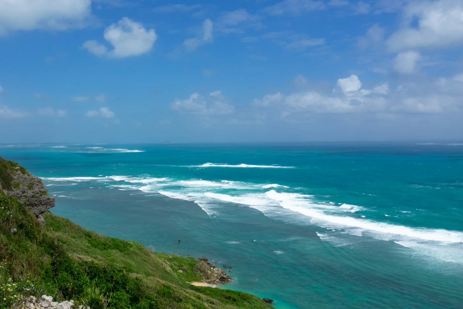 Bellissimo paesaggio costiero con oceano blu e onde bianche