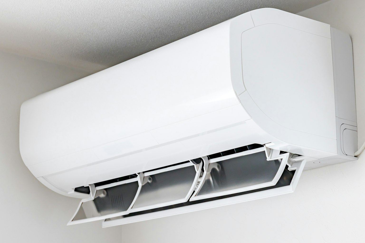 Aire acondicionado de pared en diseño blanco con ventilaciones abiertas