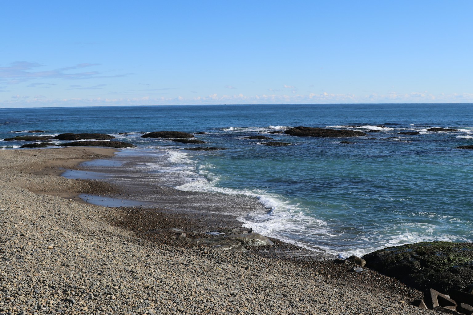 美丽的海滩景观，蓝色海洋和岩石海岸