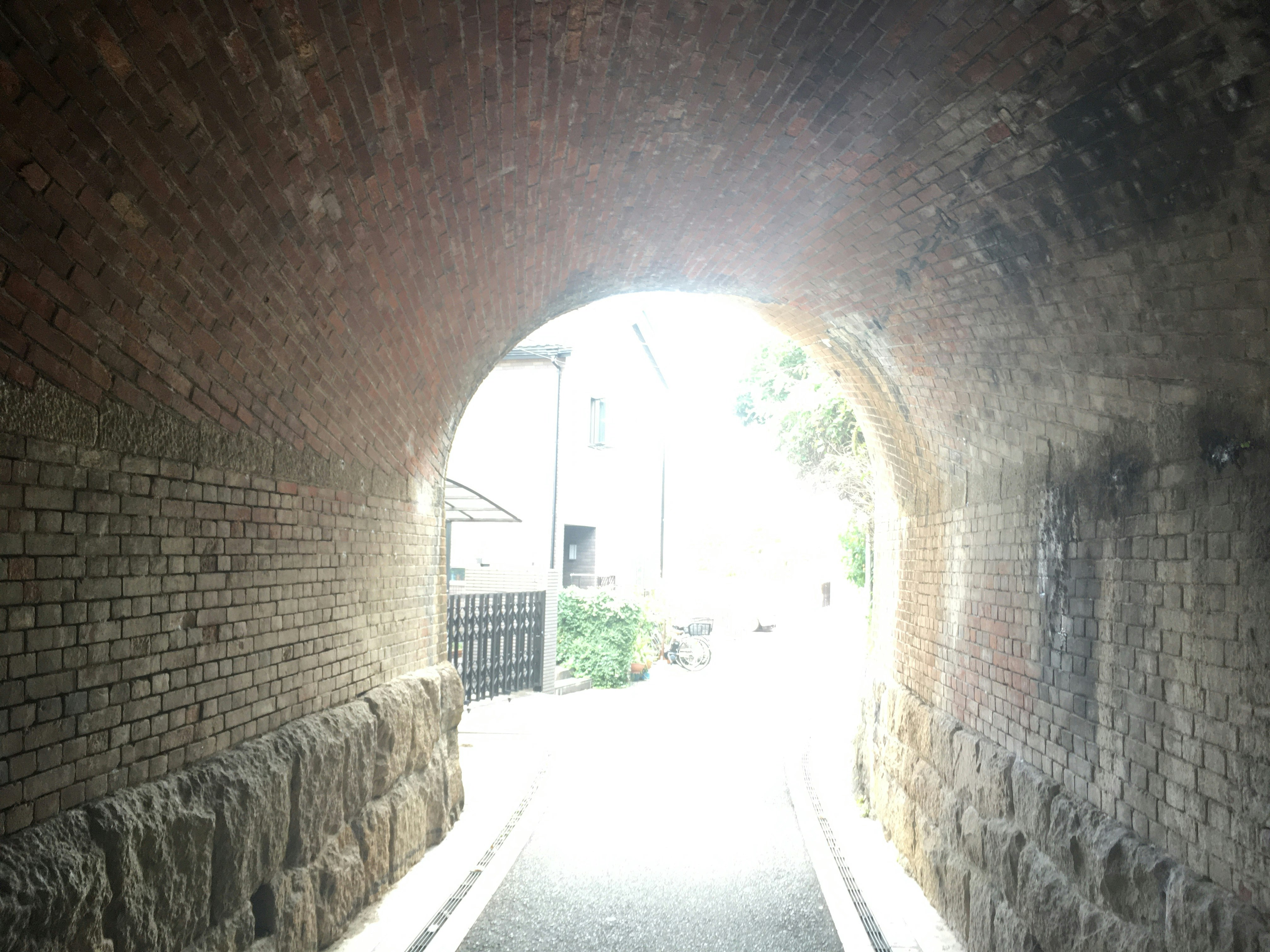 luz natural al final de un pasaje abovedado de ladrillo