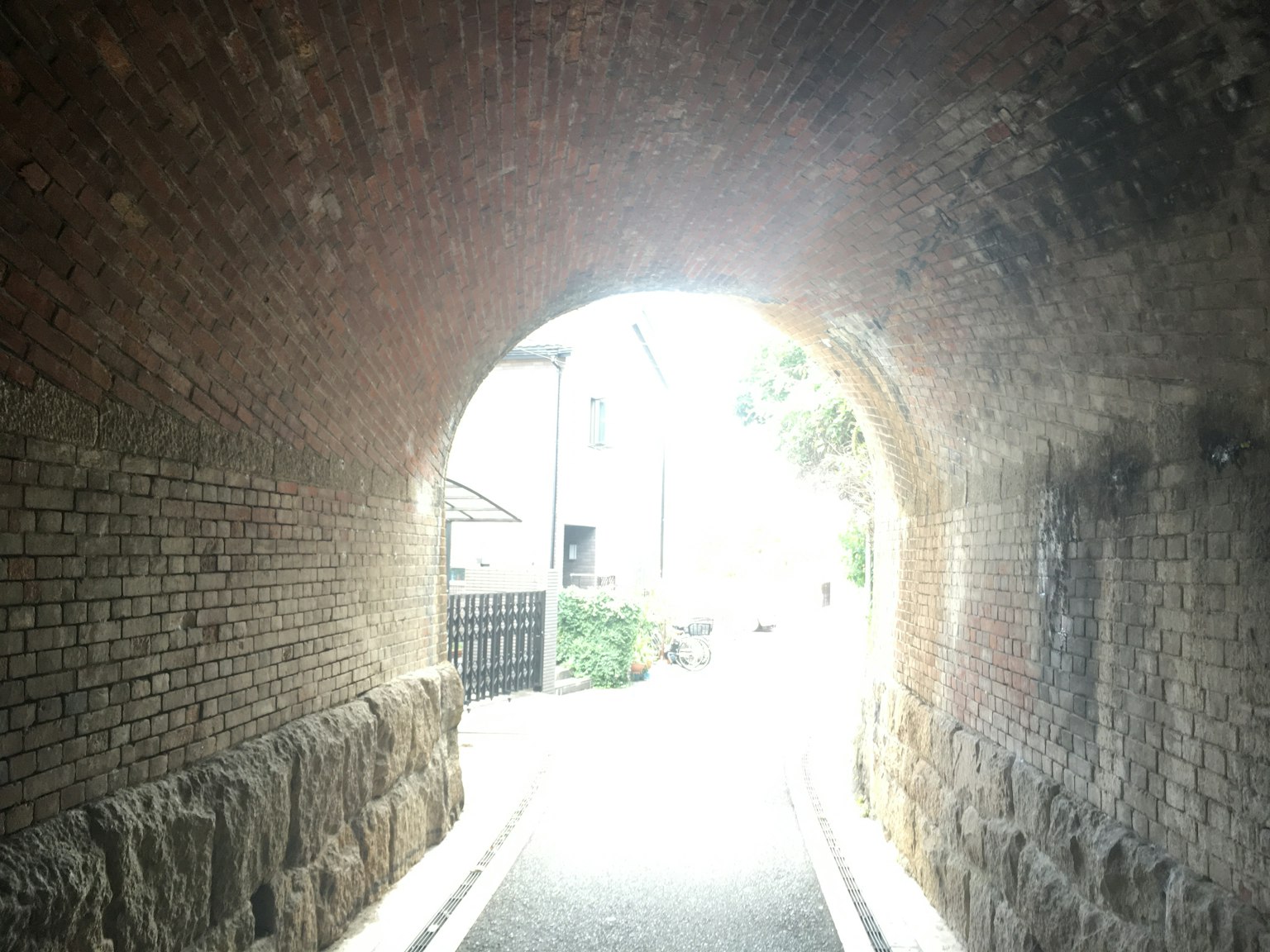 砖砌隧道内部向外看明亮的光线