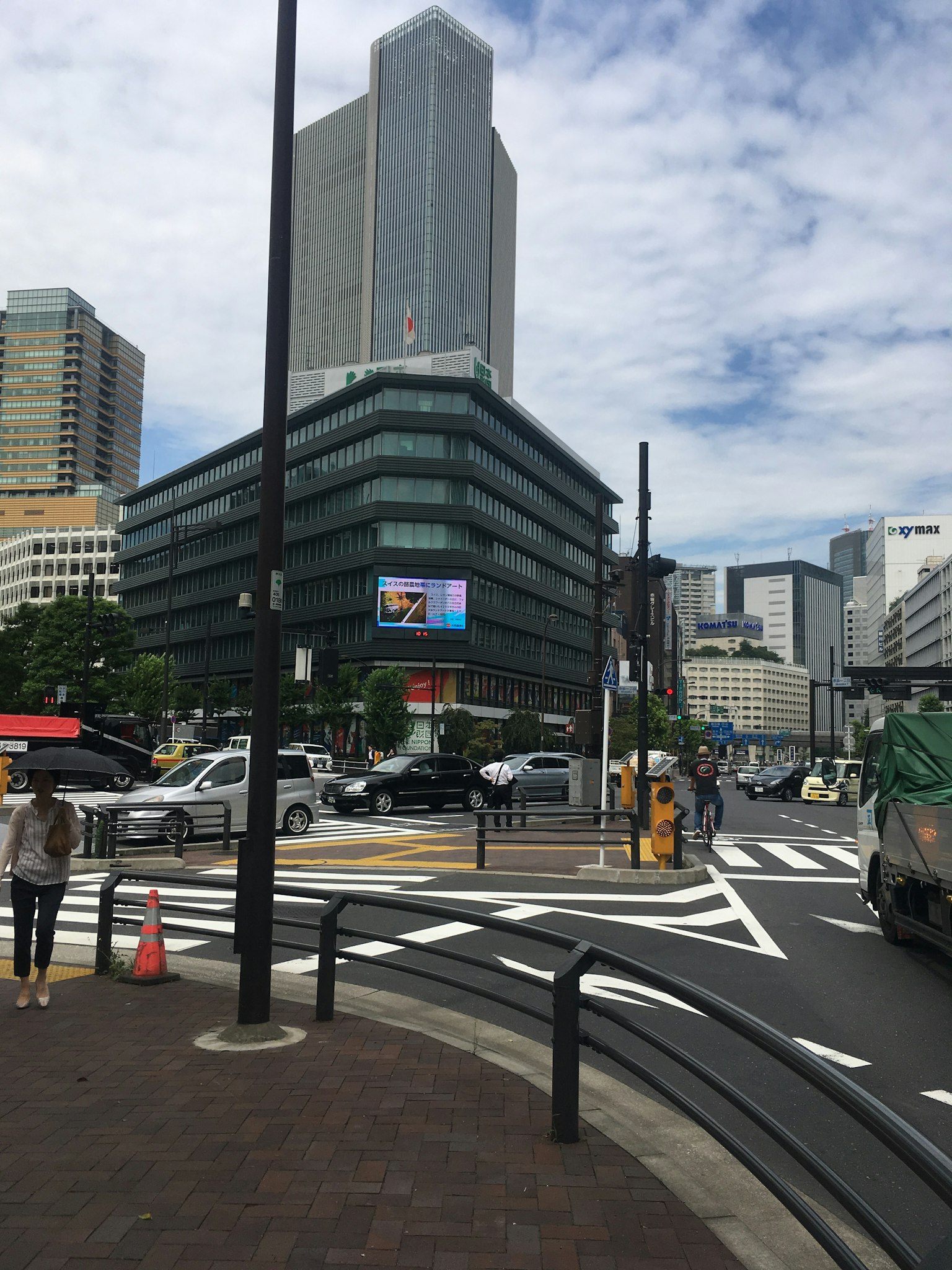 城市交叉口的现代建筑和周围的摩天大楼