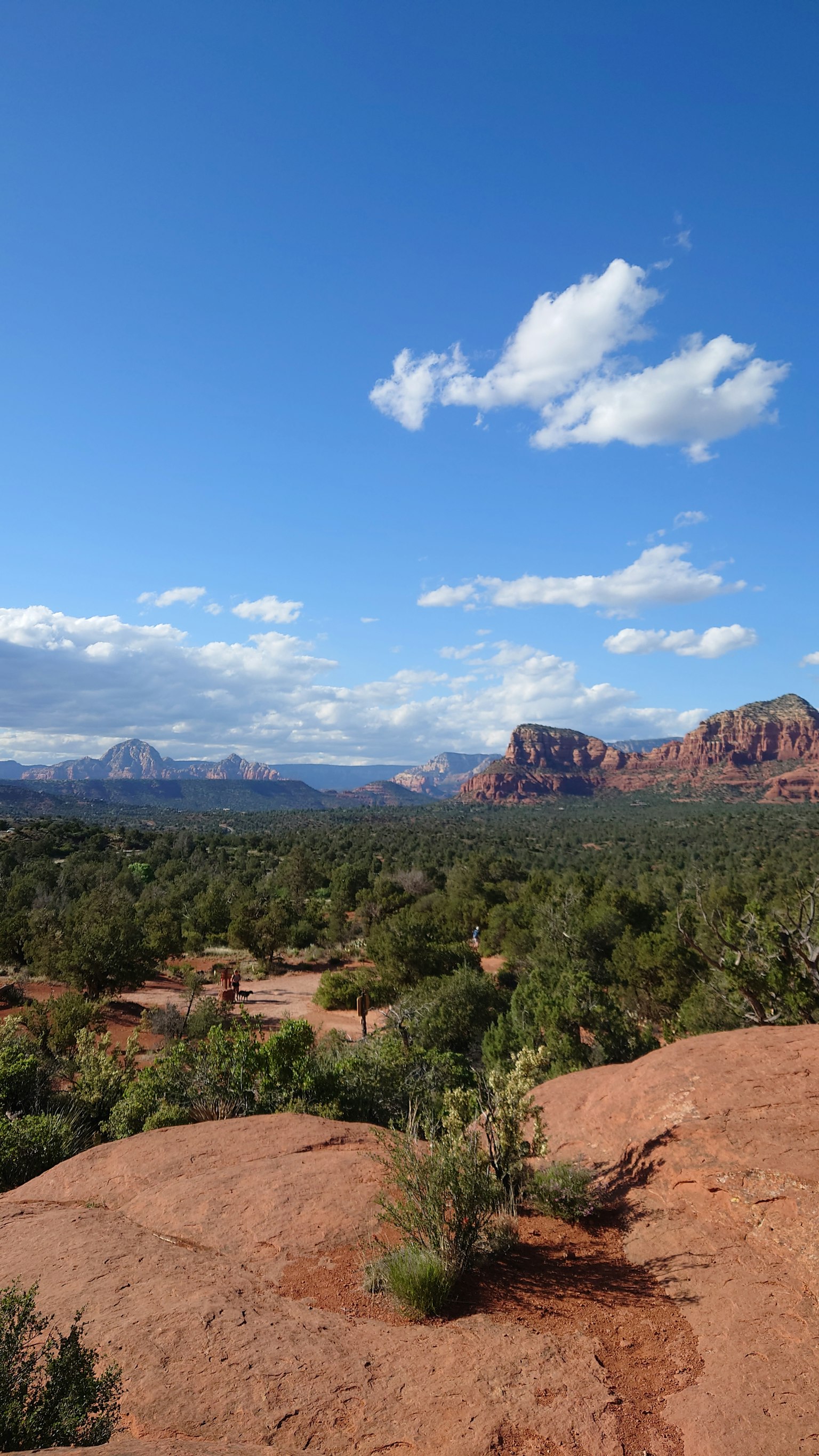 Vista escénica de rocas rojas y cielo azul en Sedona