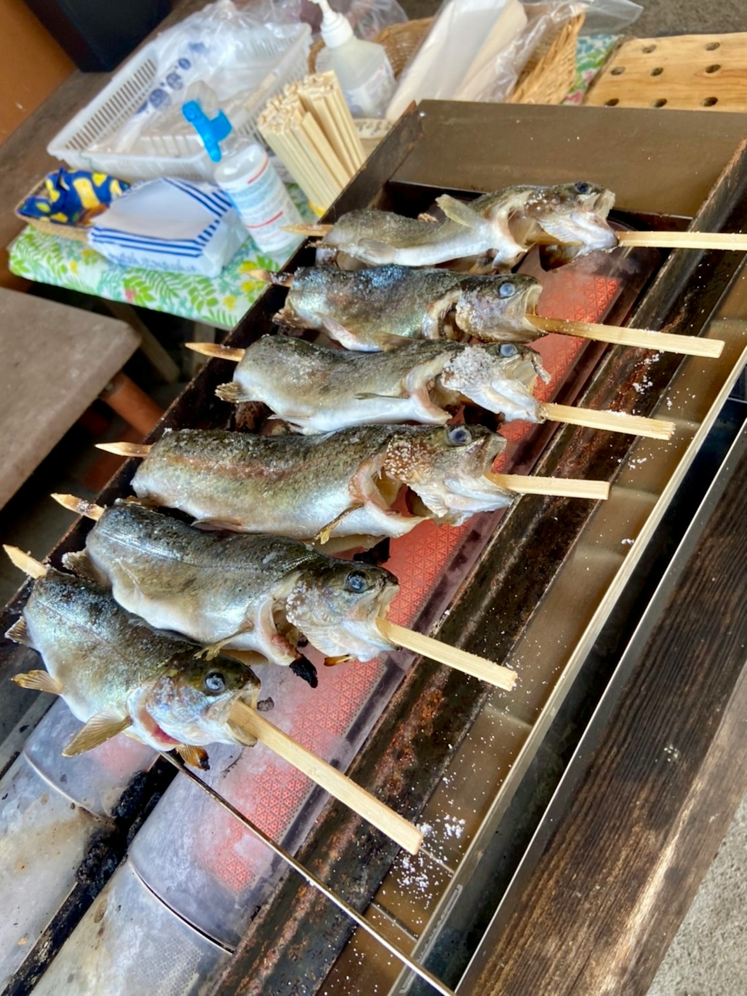 Brochetas de pescado a la parrilla dispuestas en una parrilla