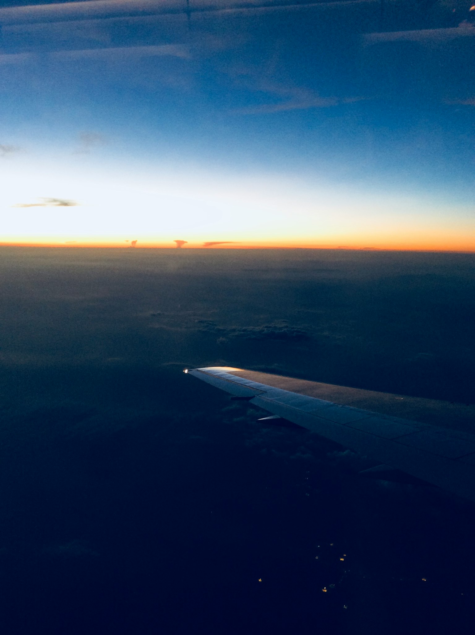 비행기 창문에서 본 석양 하늘과 날개 끝