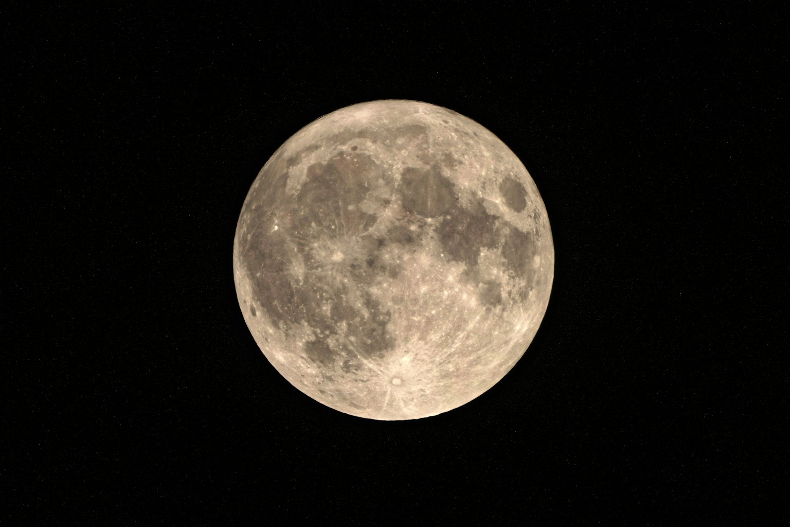 Bulan purnama yang indah di langit malam