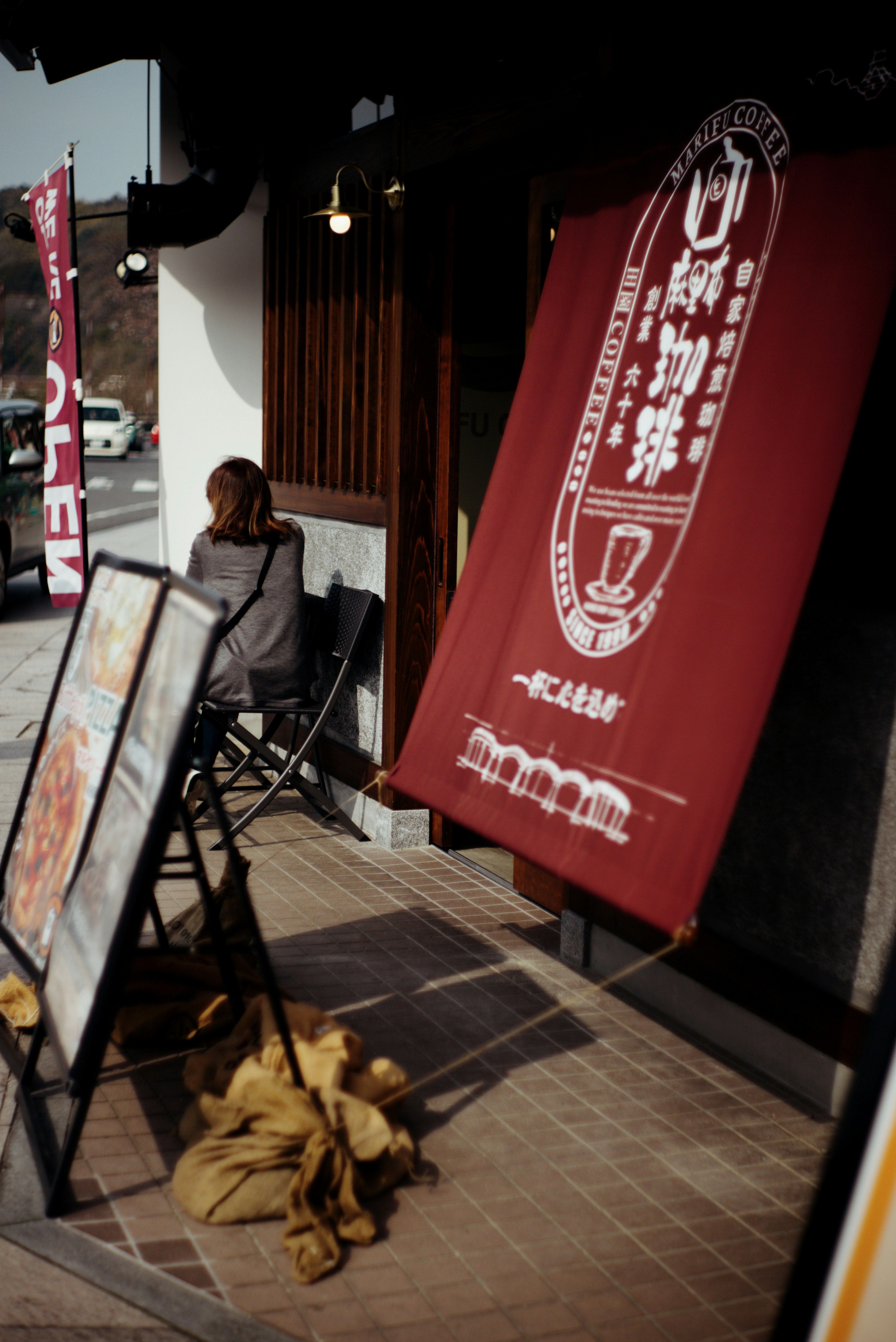 錦帯橋のある岩国の吉香公園周辺での店先の看板と人物