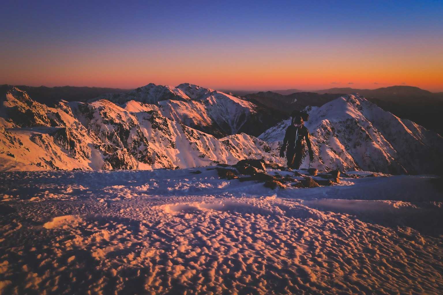 Montagne innevate con cielo al tramonto