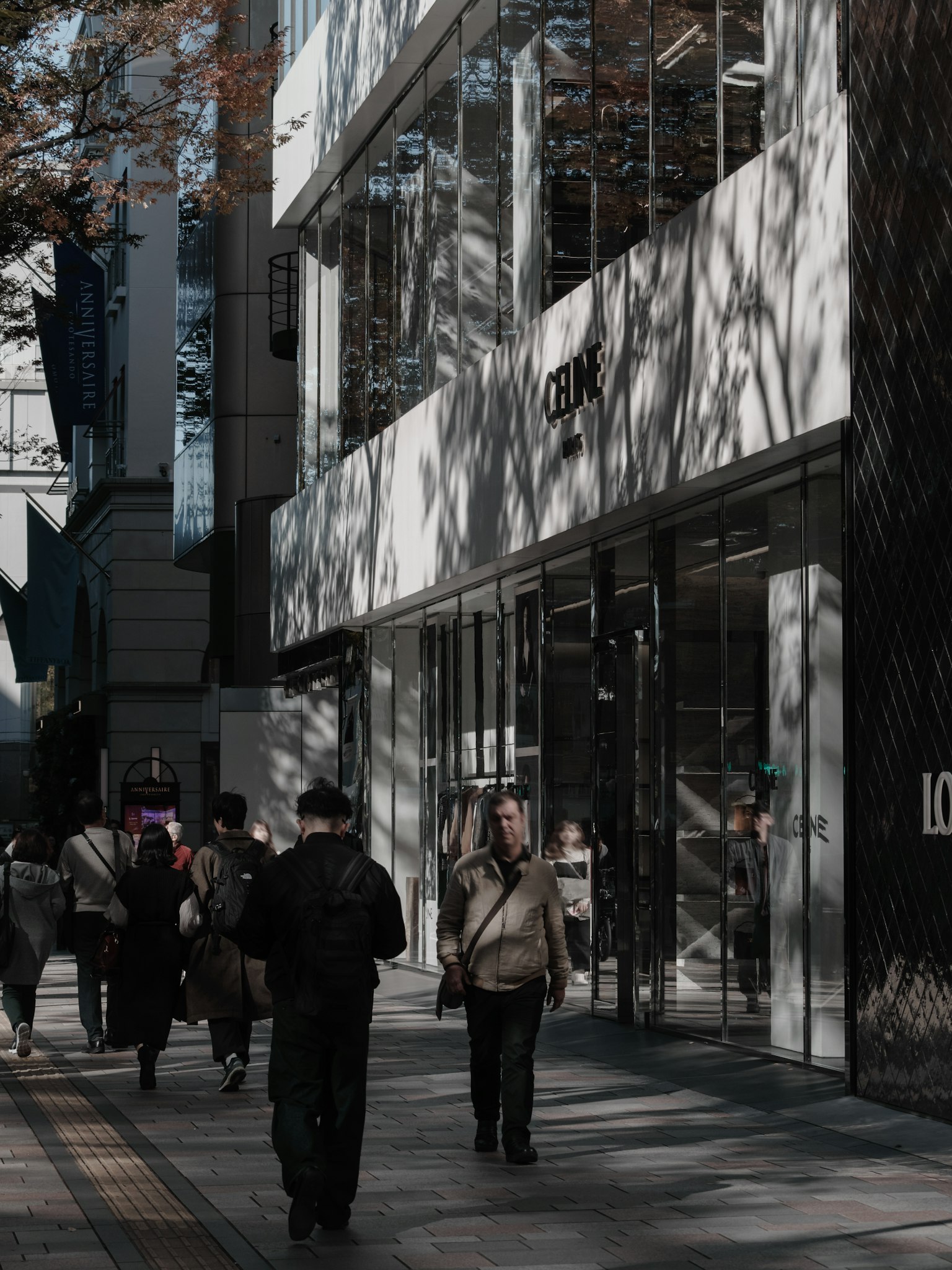 Scena urbana con un edificio commerciale moderno e pedoni