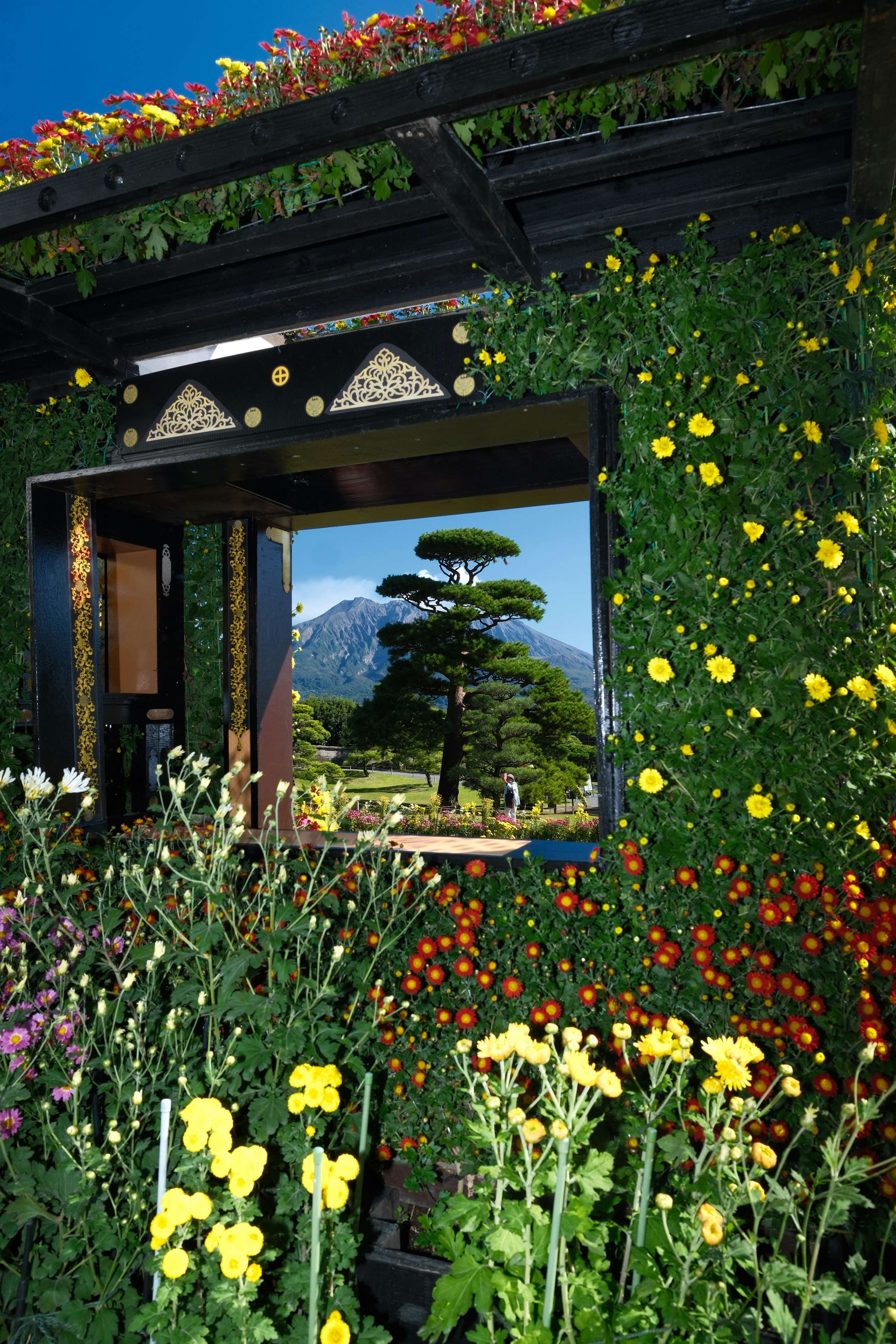 仙巌園の花壇と門のある庭園の眺め