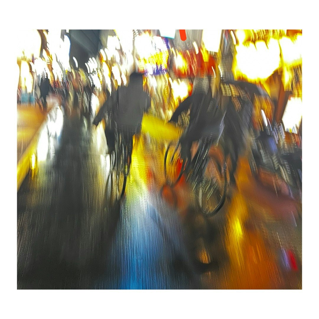 雨の中の木々と街灯のある路地