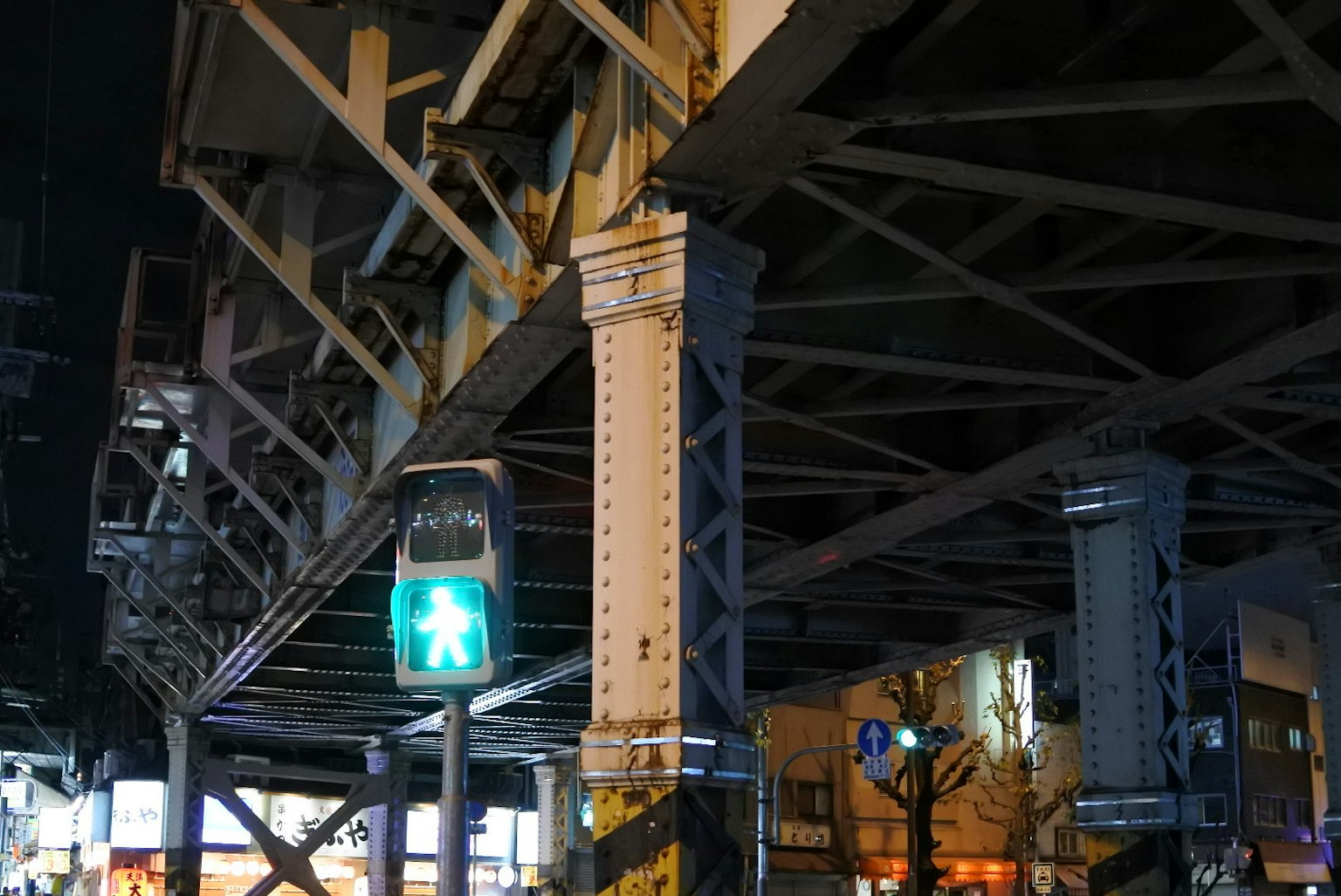 夜間高架鐵路下的交通信號燈