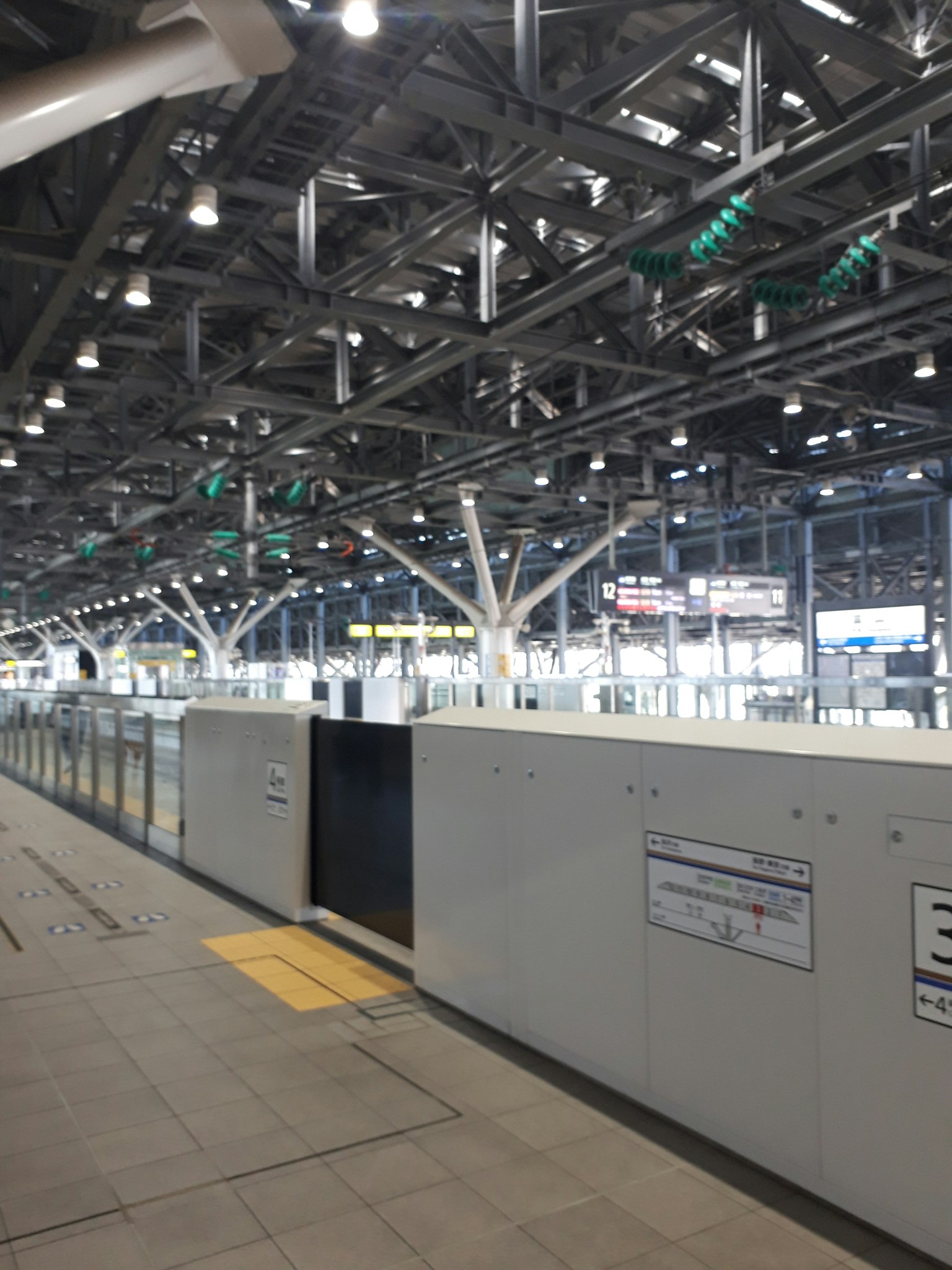 Vue intérieure d'une plateforme de gare moderne avec un éclairage lumineux et un design spacieux