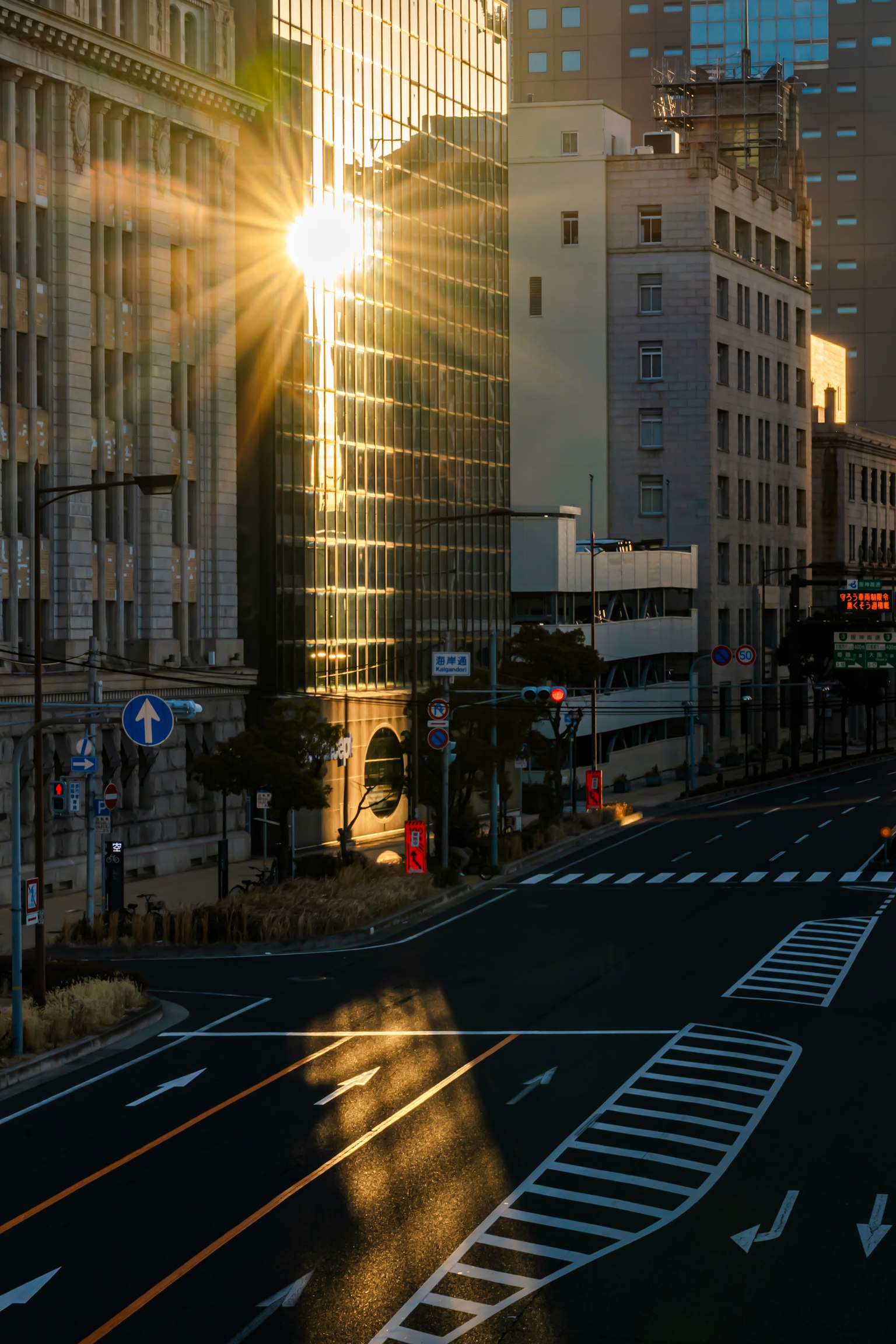 Sonnenlicht, das sich bei Sonnenuntergang auf Gebäuden in einer Stadt spiegelt